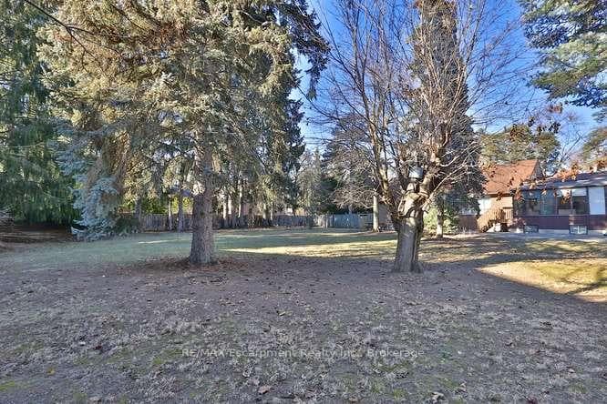 1336 Queen Victoria Avenue photo 45