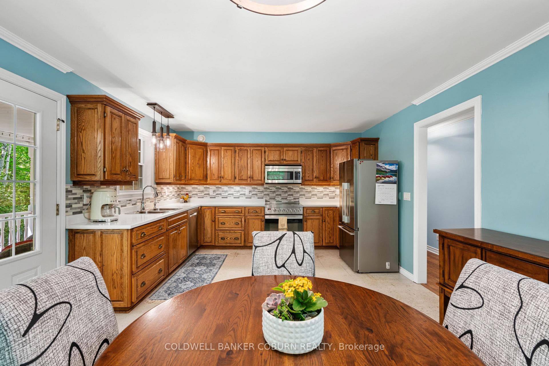 Country kitchen- lots of counterspace