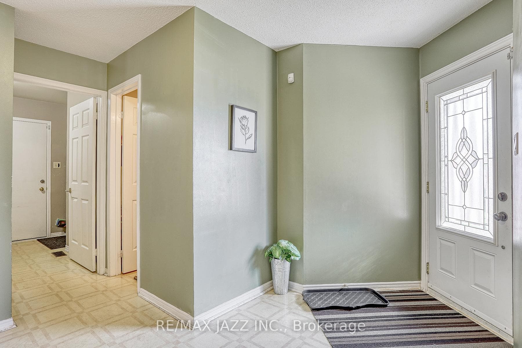 824 Lavis Street photo 3
