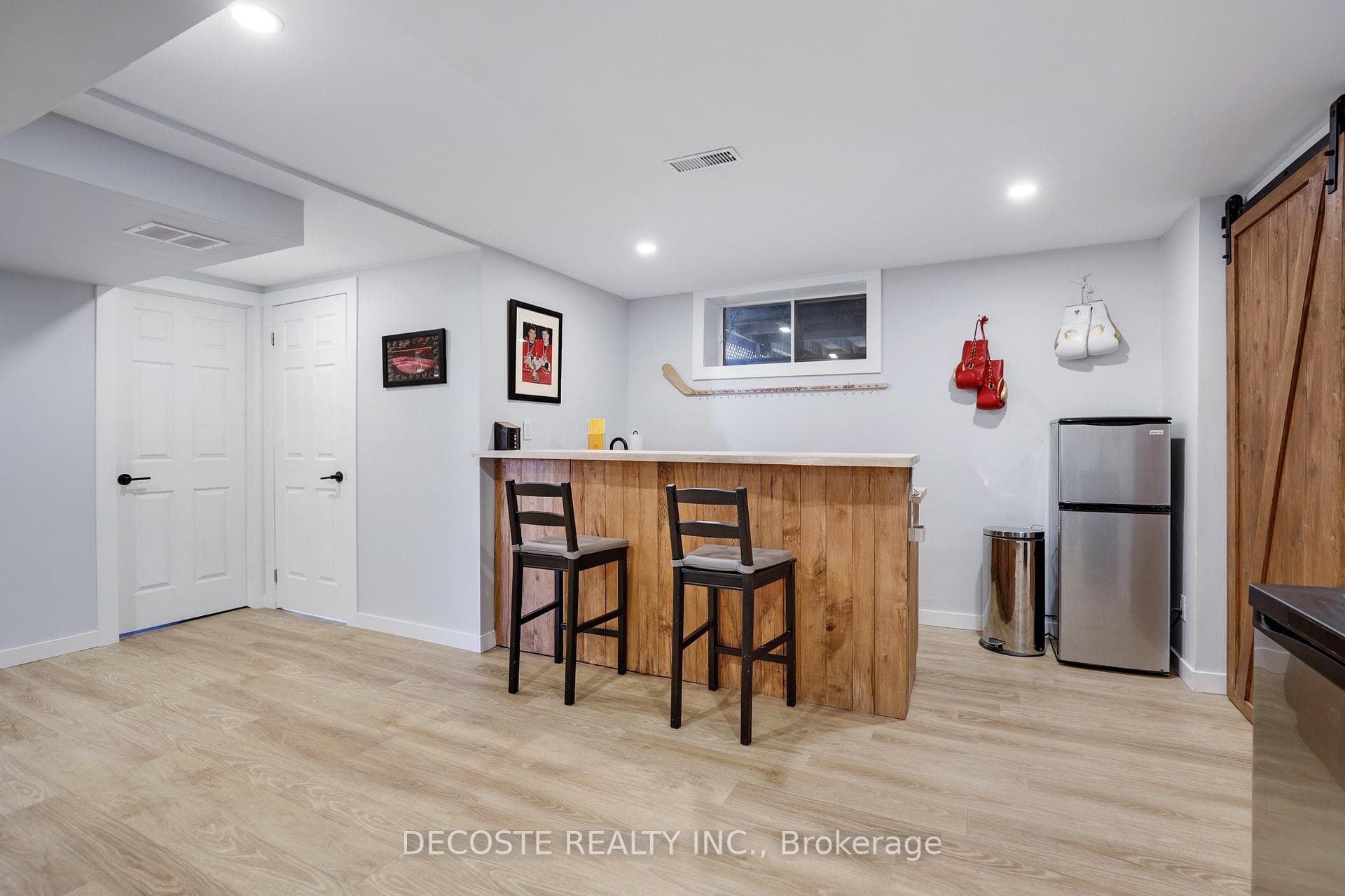 877 Queen Street photo 24