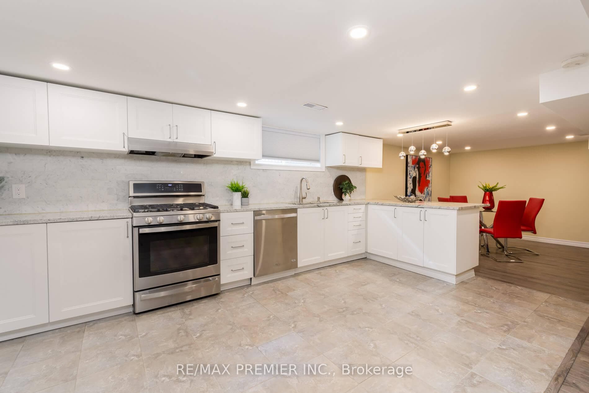 110 Clarence Street photo 24