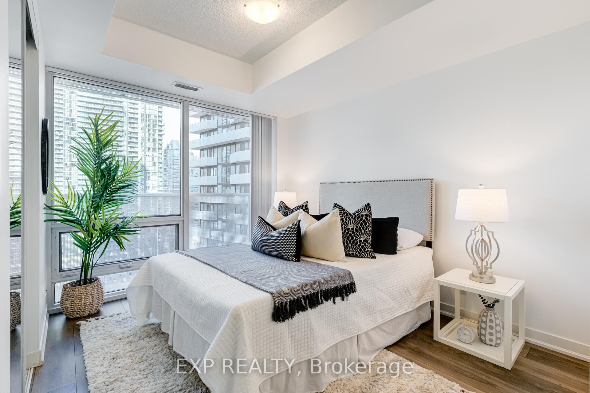 100 Harbour Street Unit 1604 photo 8