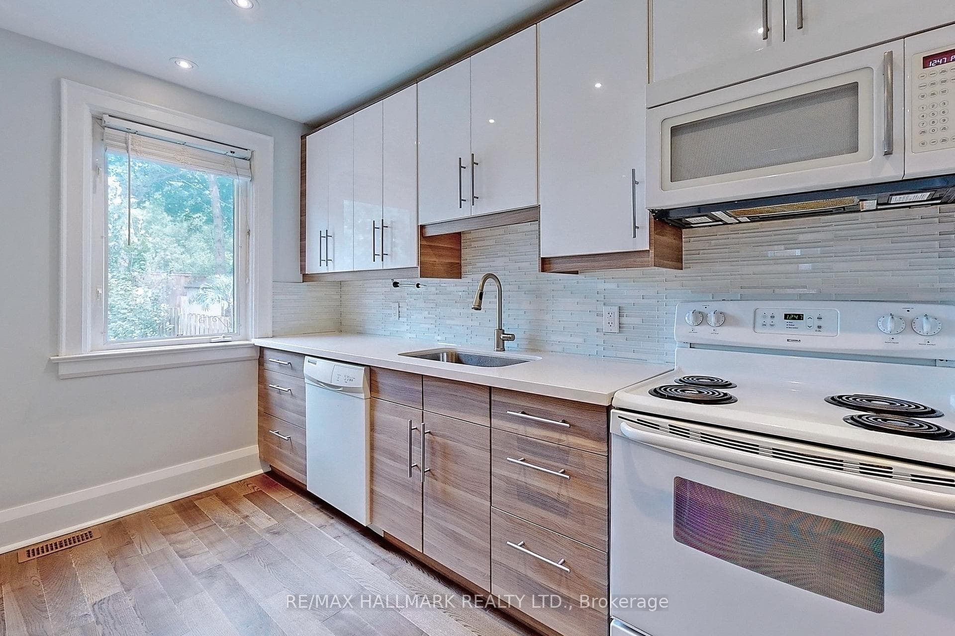 330 Soudan Avenue photo 7