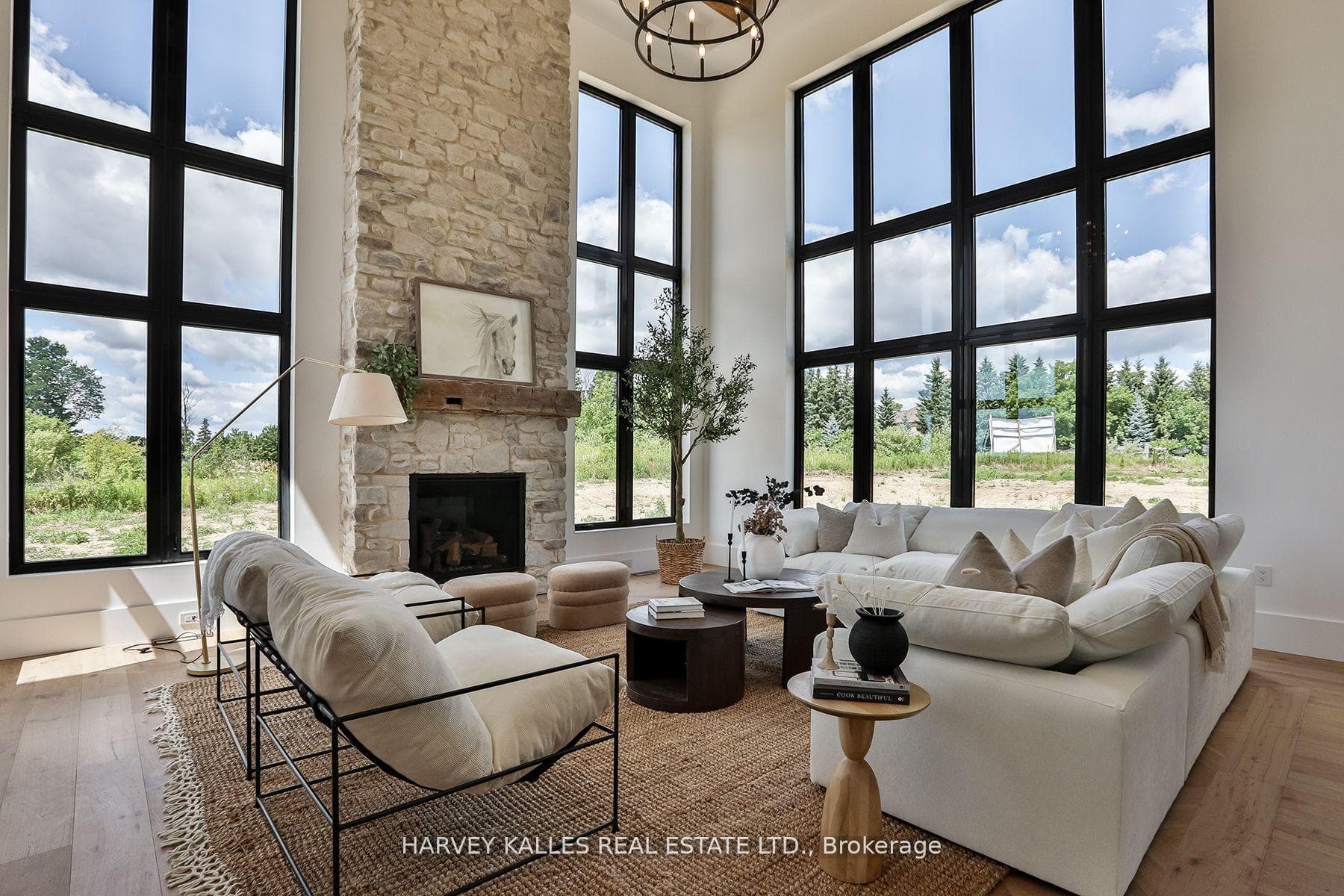 Great room with 22ft ceilings w. beams on ceiling