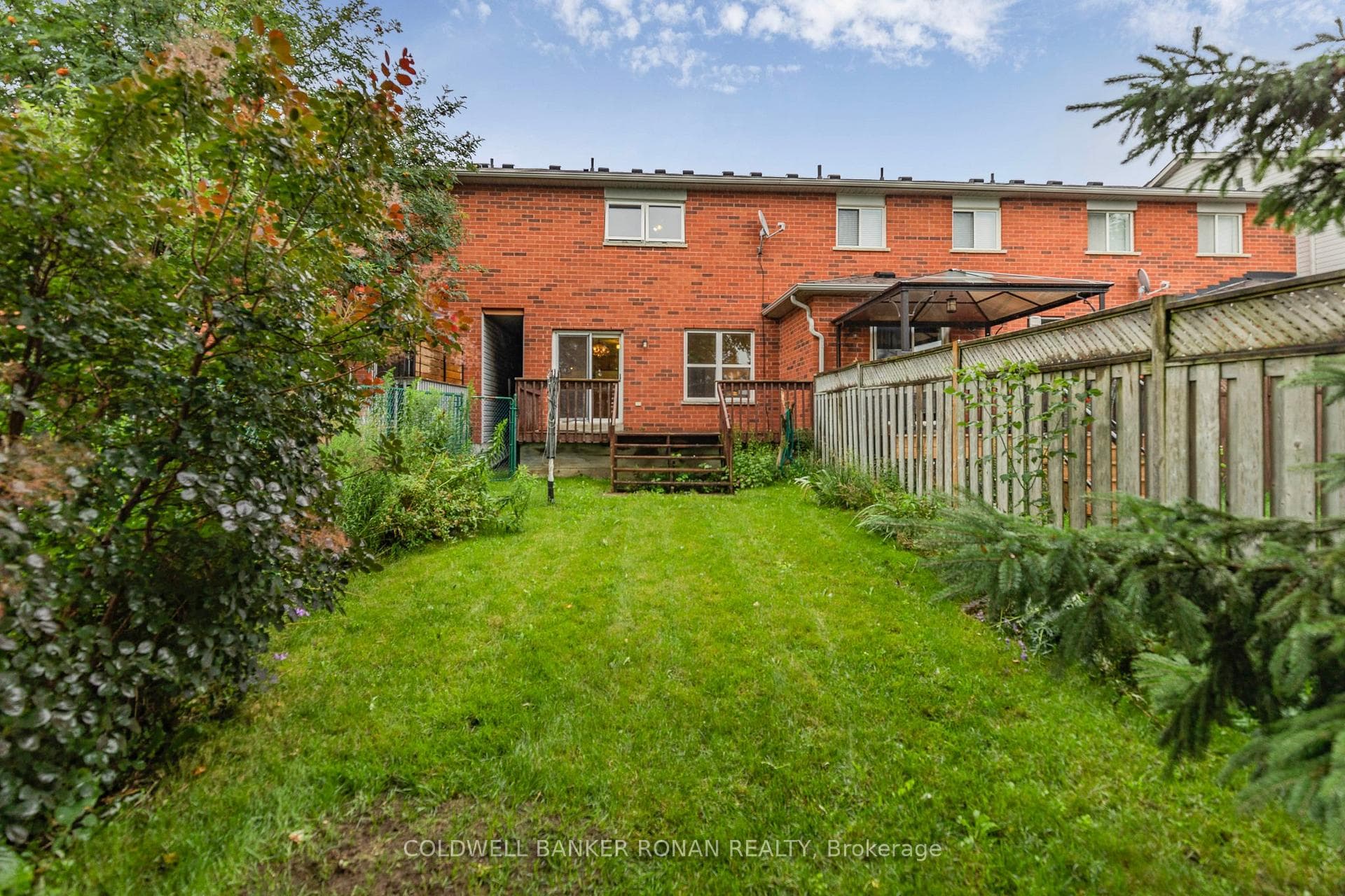 64 Henderson Crescent photo 30