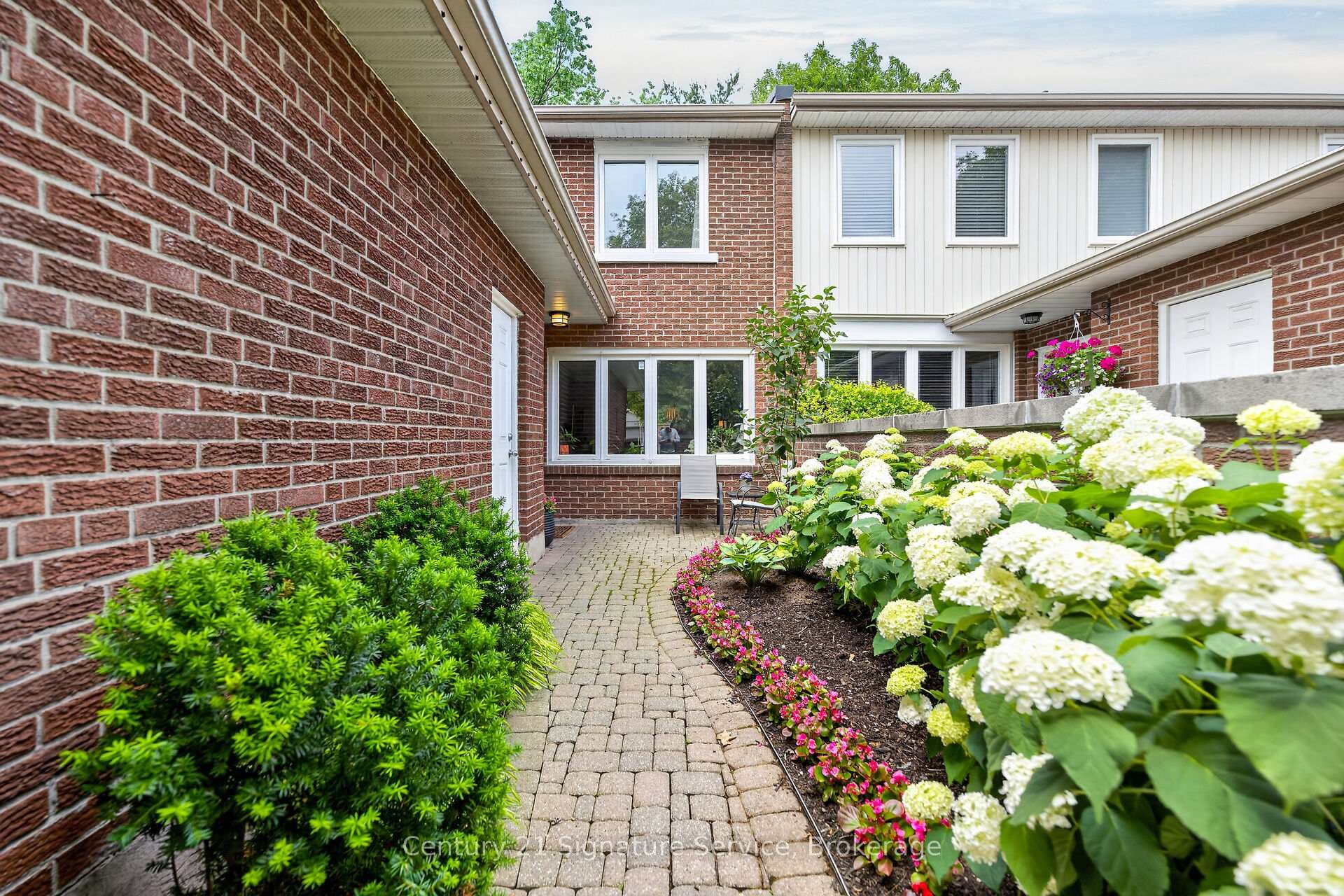 5183 Banting Court photo 3