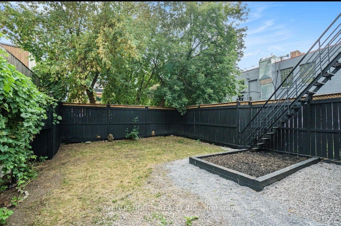 01-208 Clarence Street photo 16