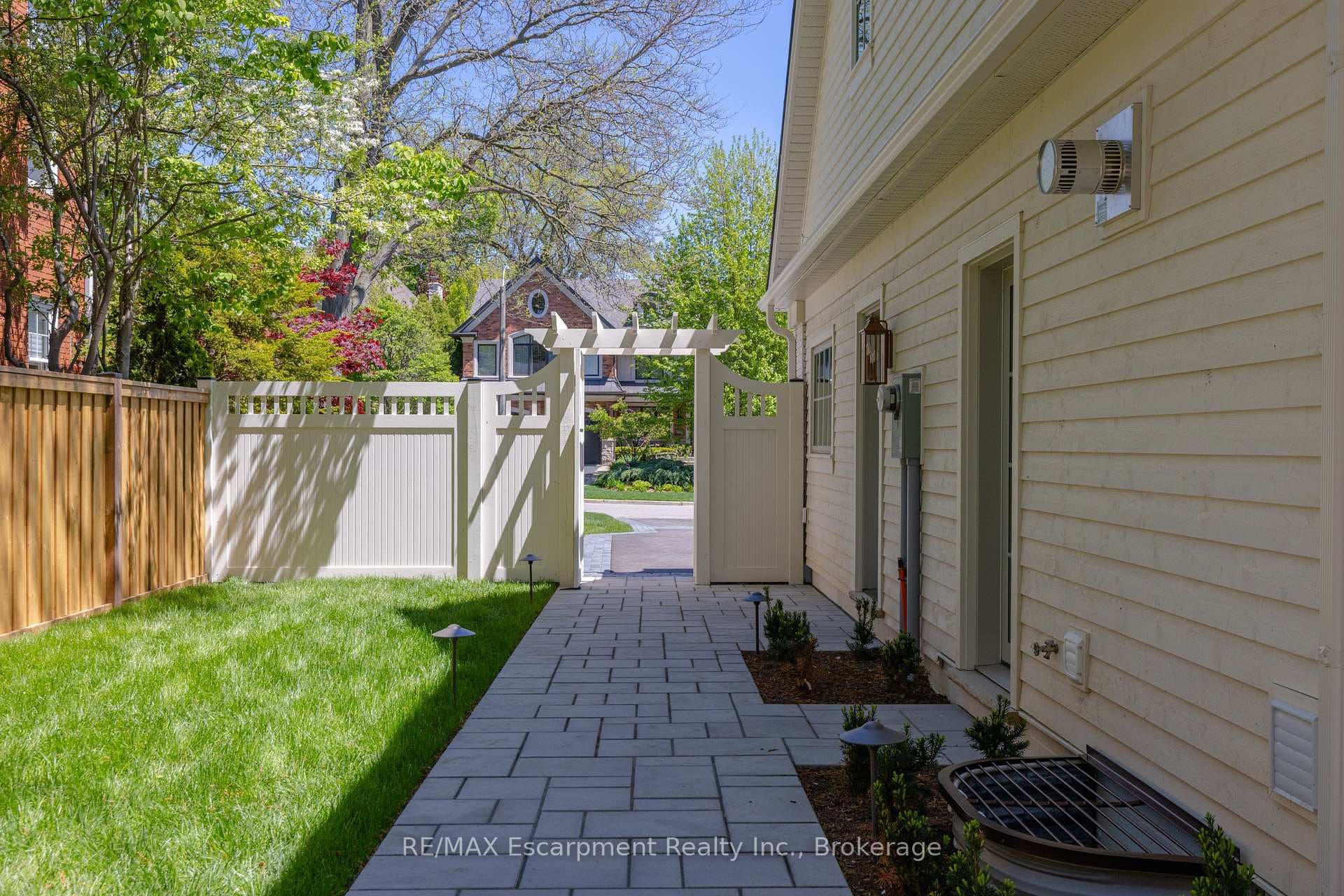 130 Edgecliffe Place photo 50