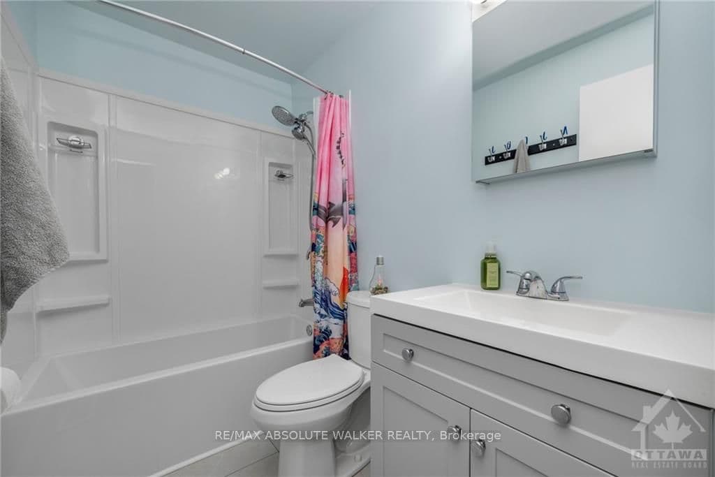 956 COOKSHIRE Crescent photo 16