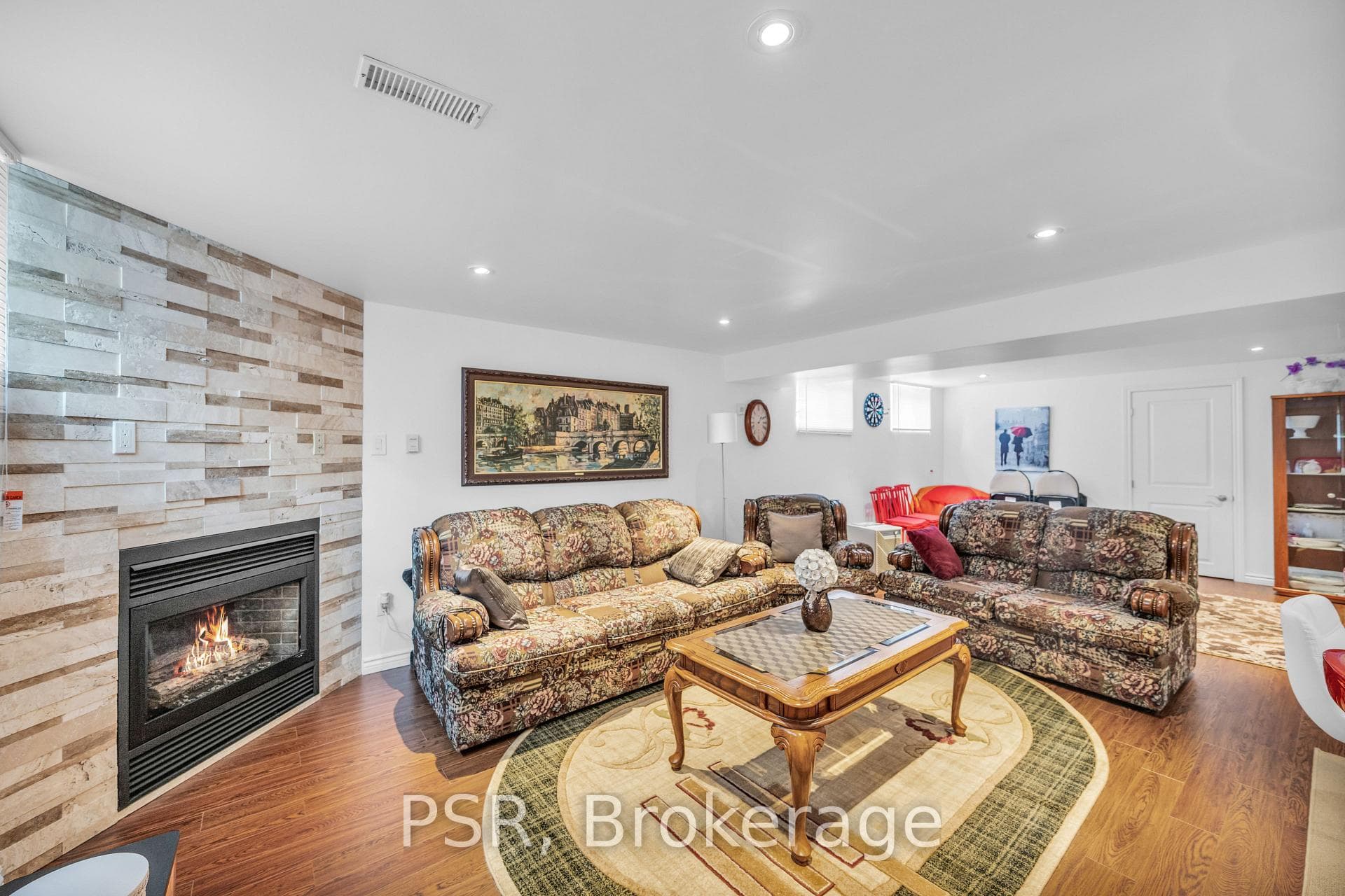 154 Gainsborough Road photo 33