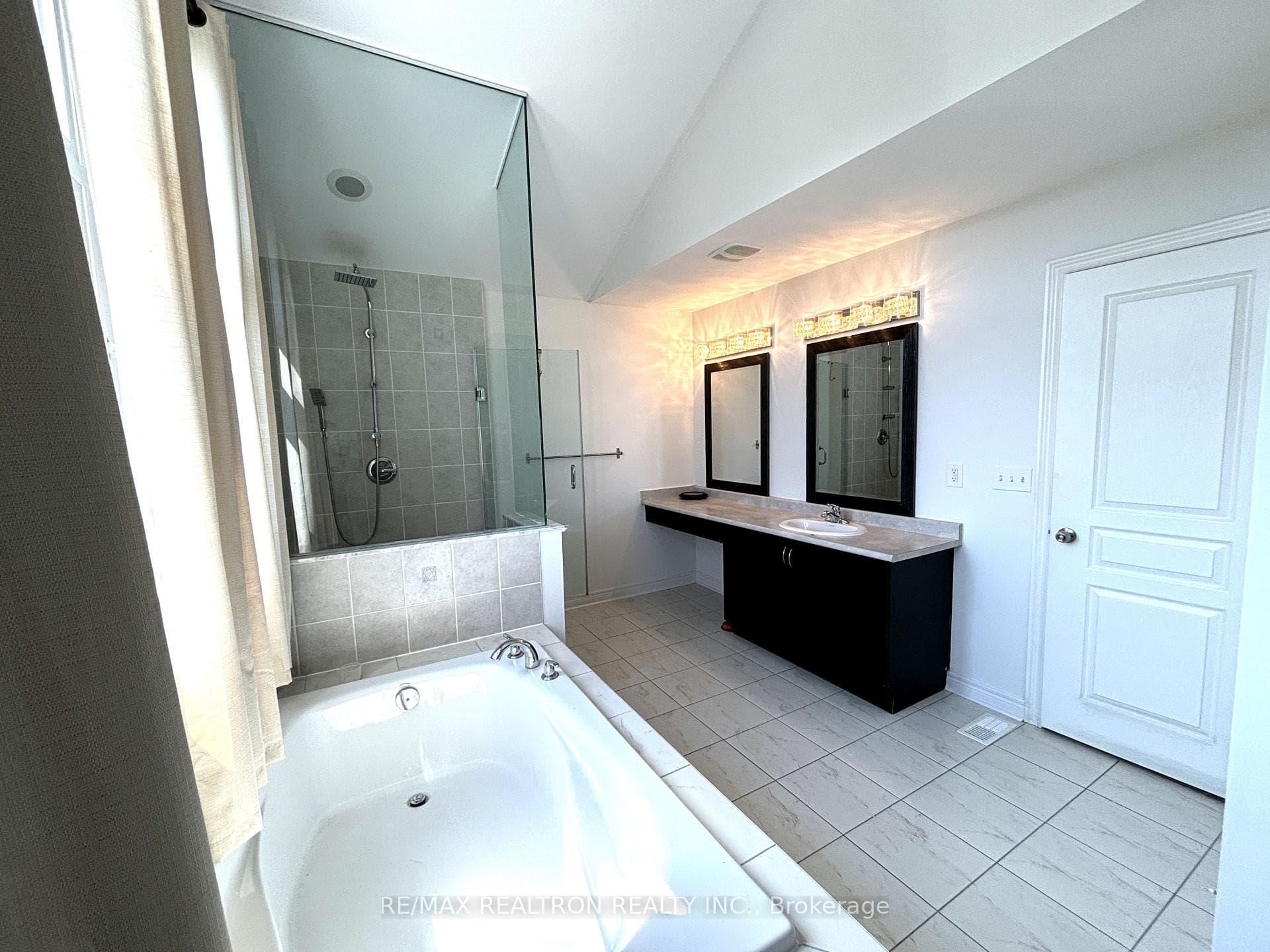 511 William Forster Road photo 20