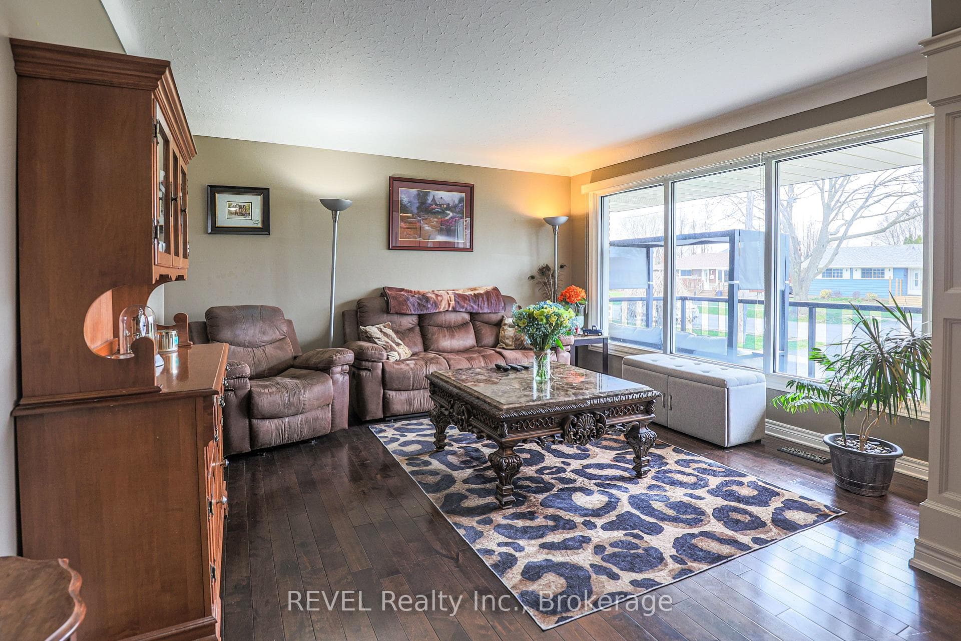 Large spacious living room