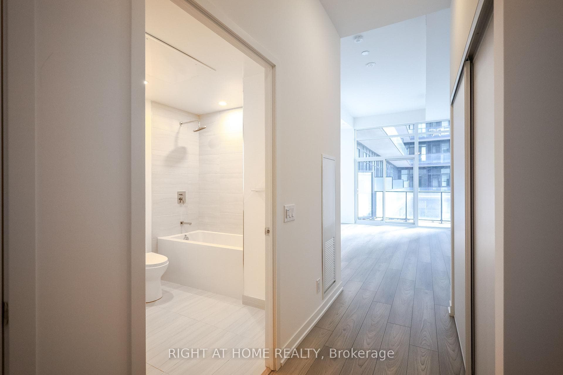 285 Dufferin Street Unit 704 photo 7