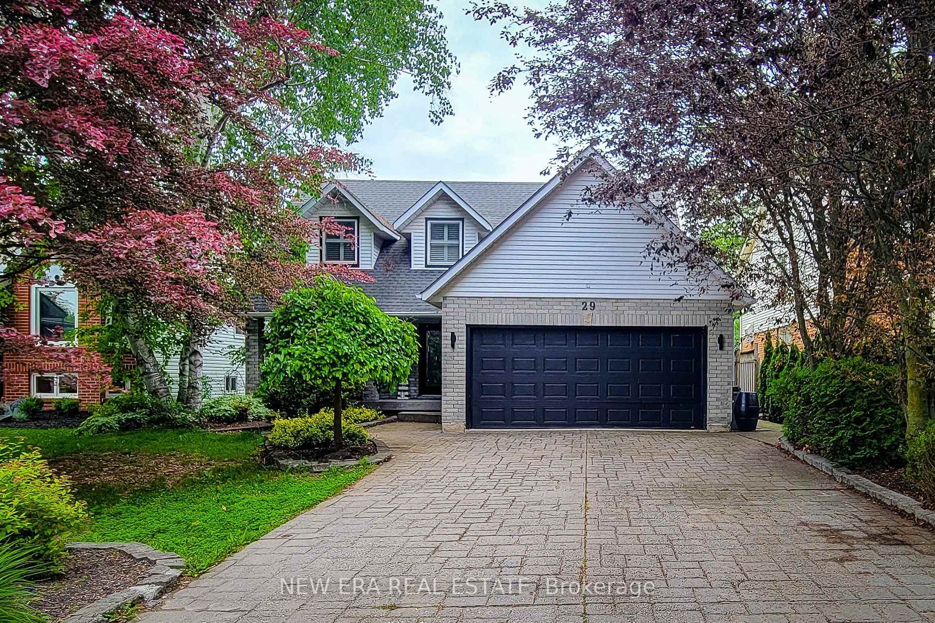 29 Woodside Square photo 1