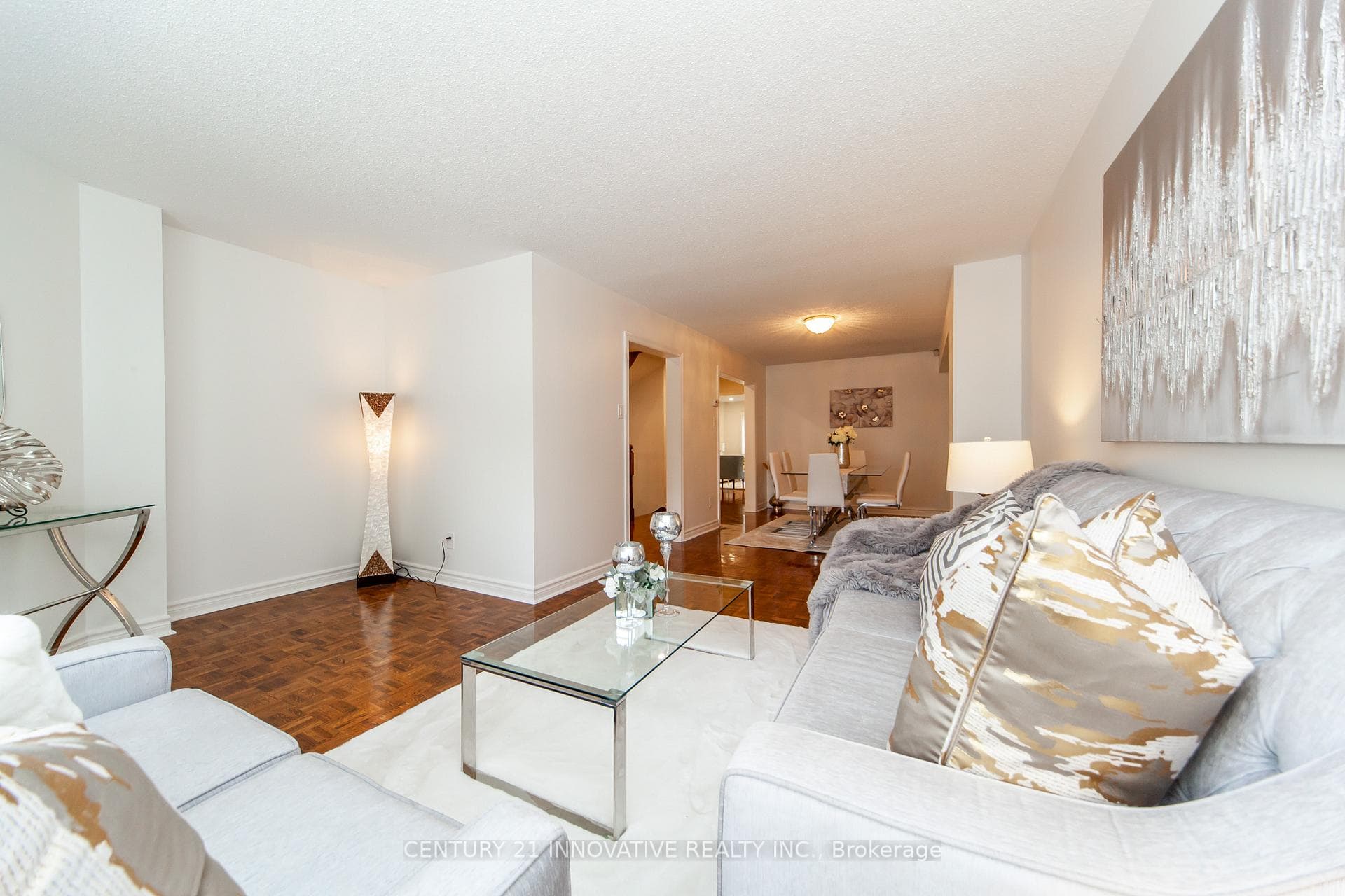 74 Royal Manor Crescent photo 6