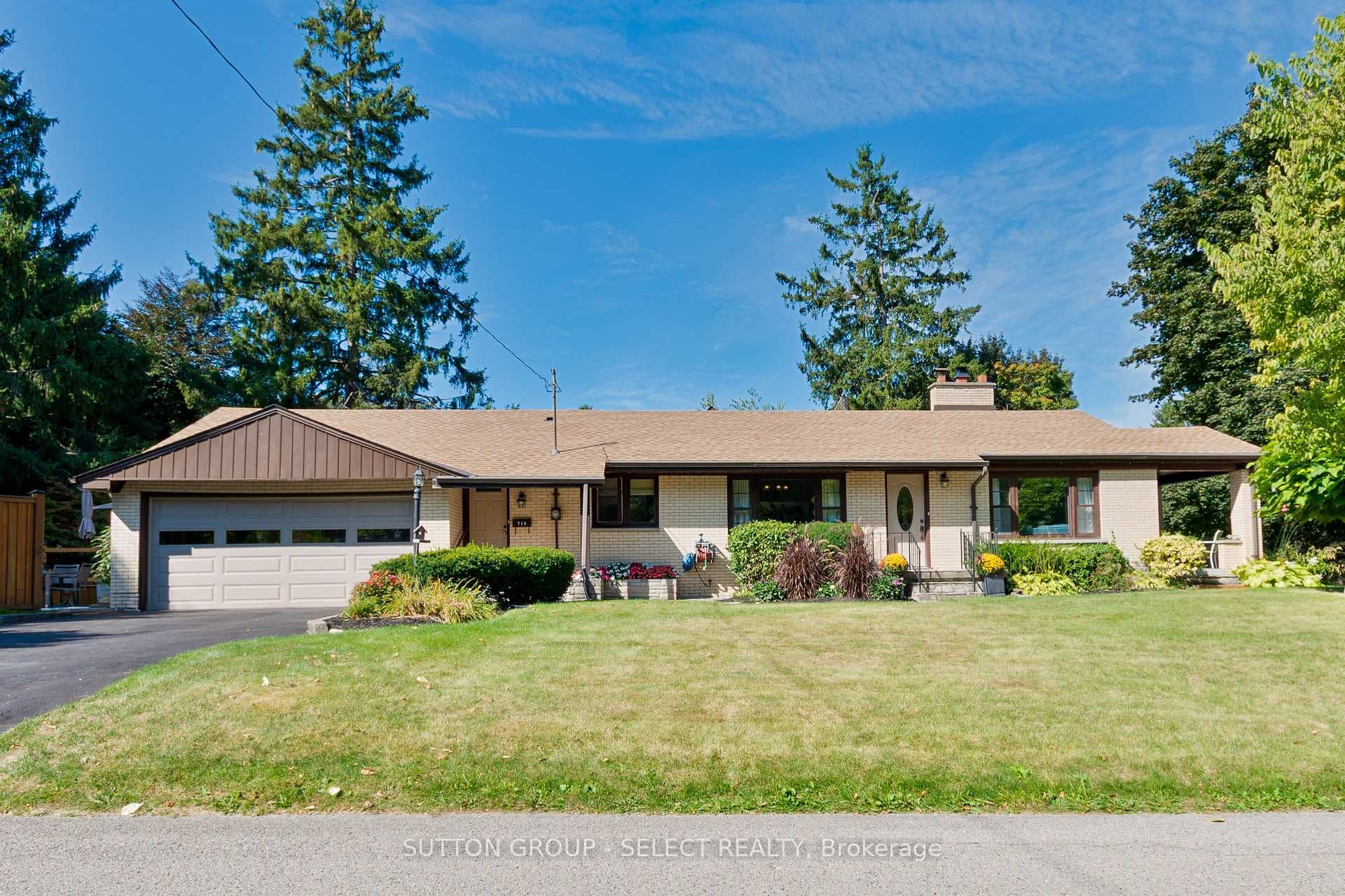 714 Springbank Drive photo 1