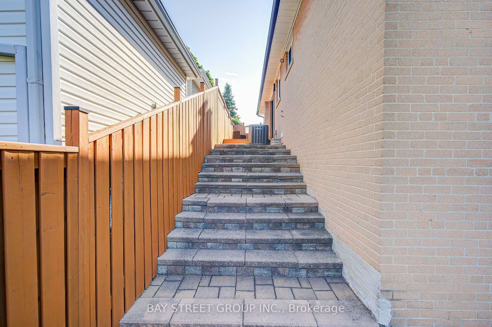 60 Warner Avenue photo 39