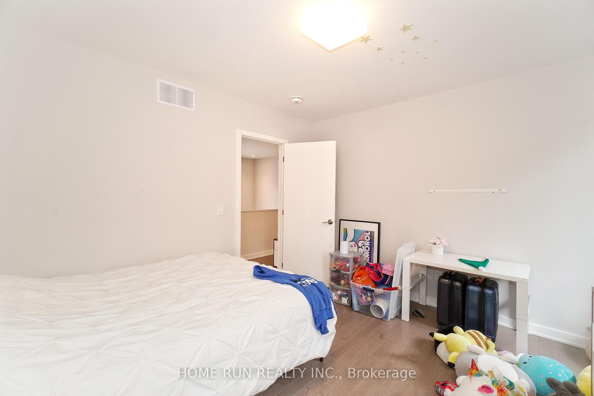 250 Soprano Avenue photo 30