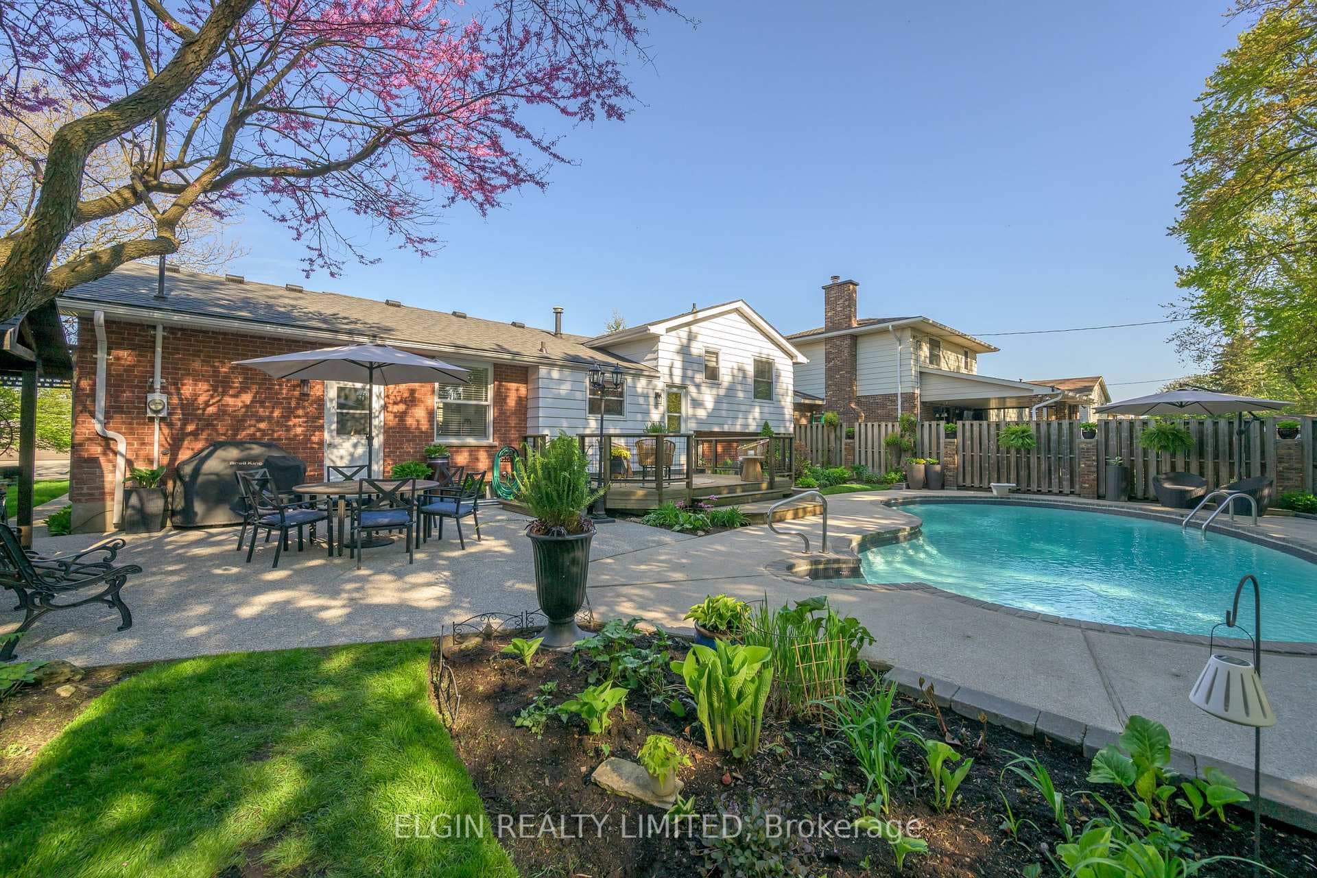 36 LUTON Crescent photo 5
