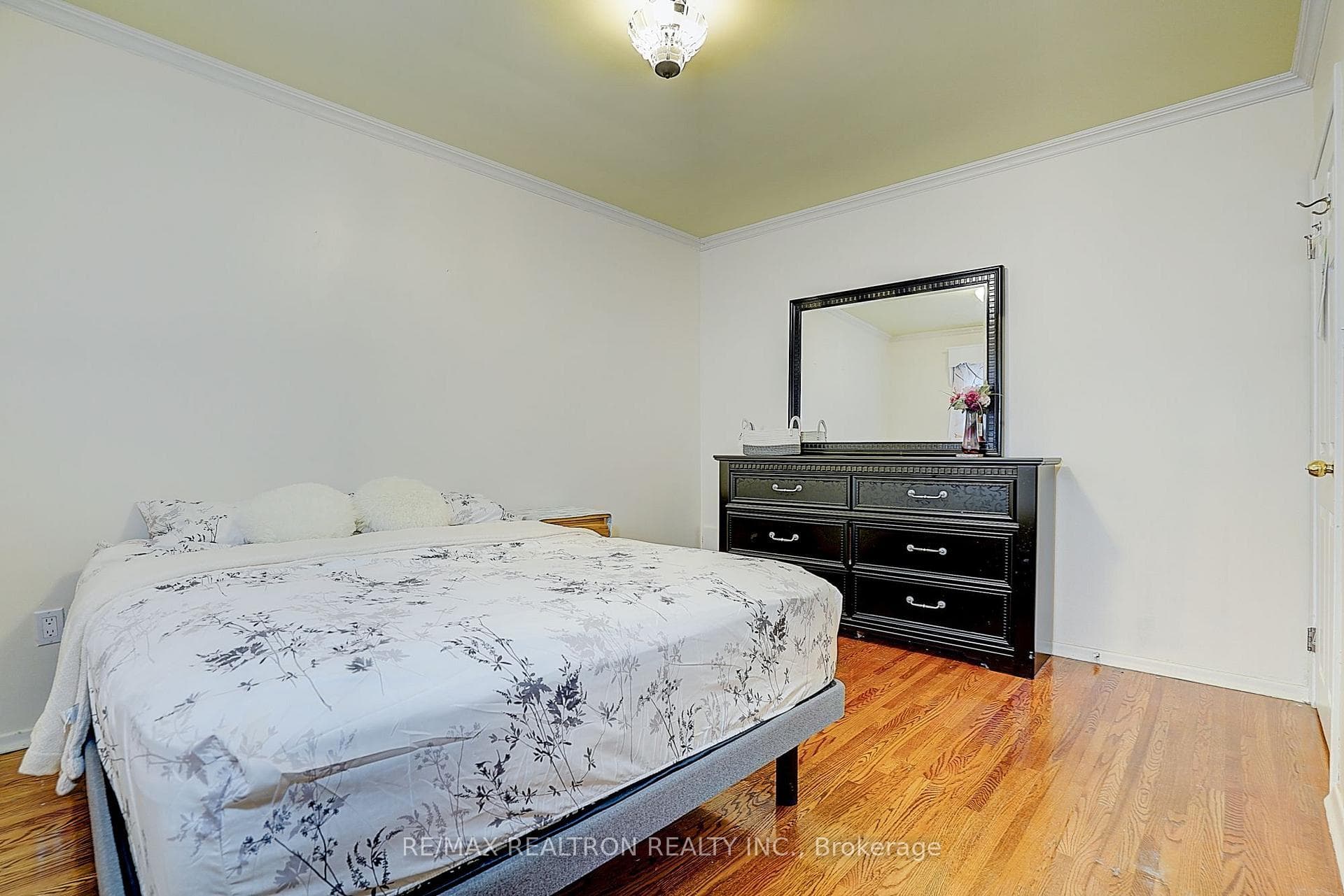 583 Pinewood Street photo 23