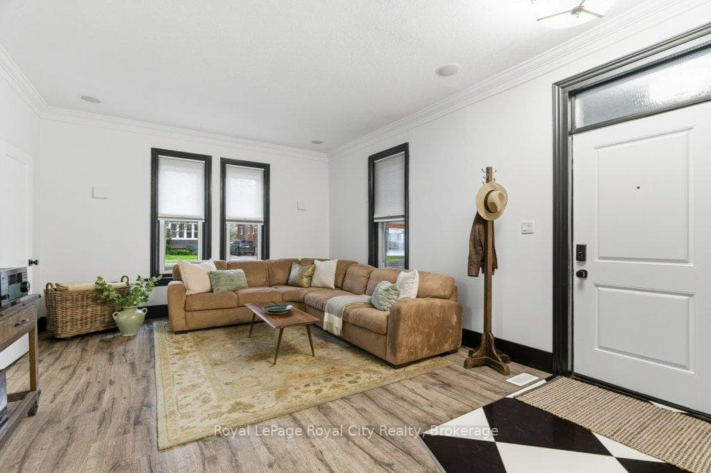 554 Woolwich Street photo 8