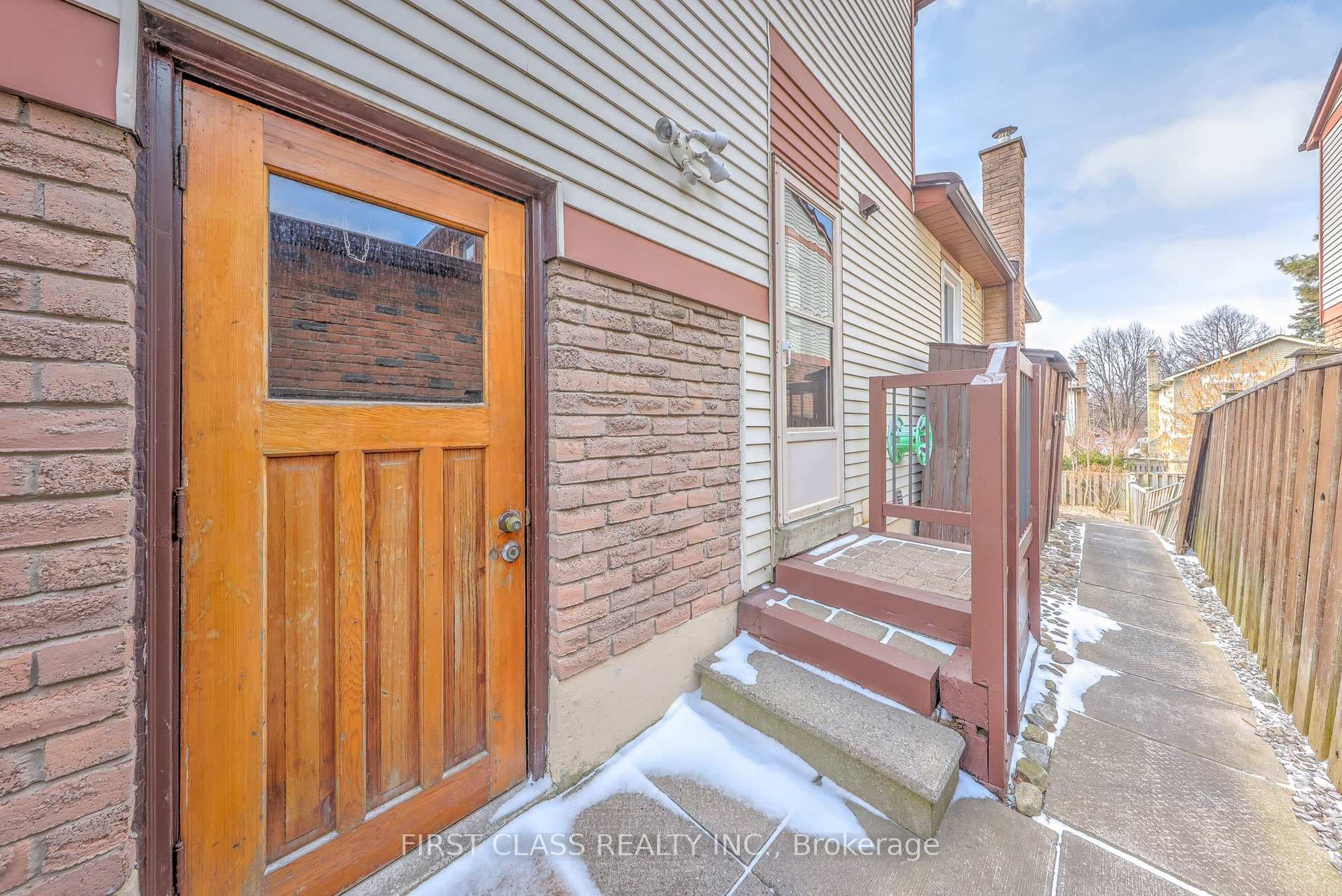 85 Madsen Crescent photo 34
