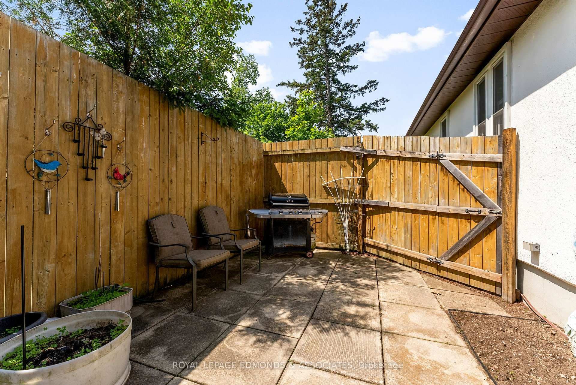 203 Everett Street photo 33