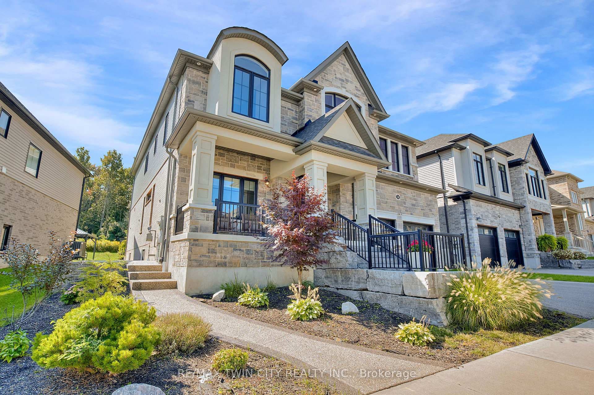 541 Bridgemill Crescent photo 4