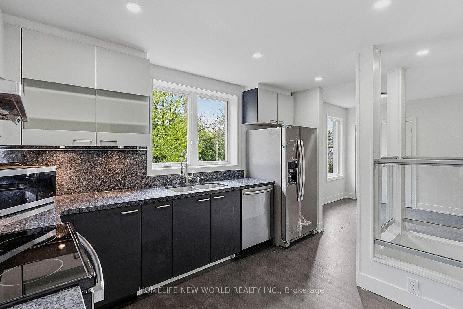 1842 Dundas Street photo 10