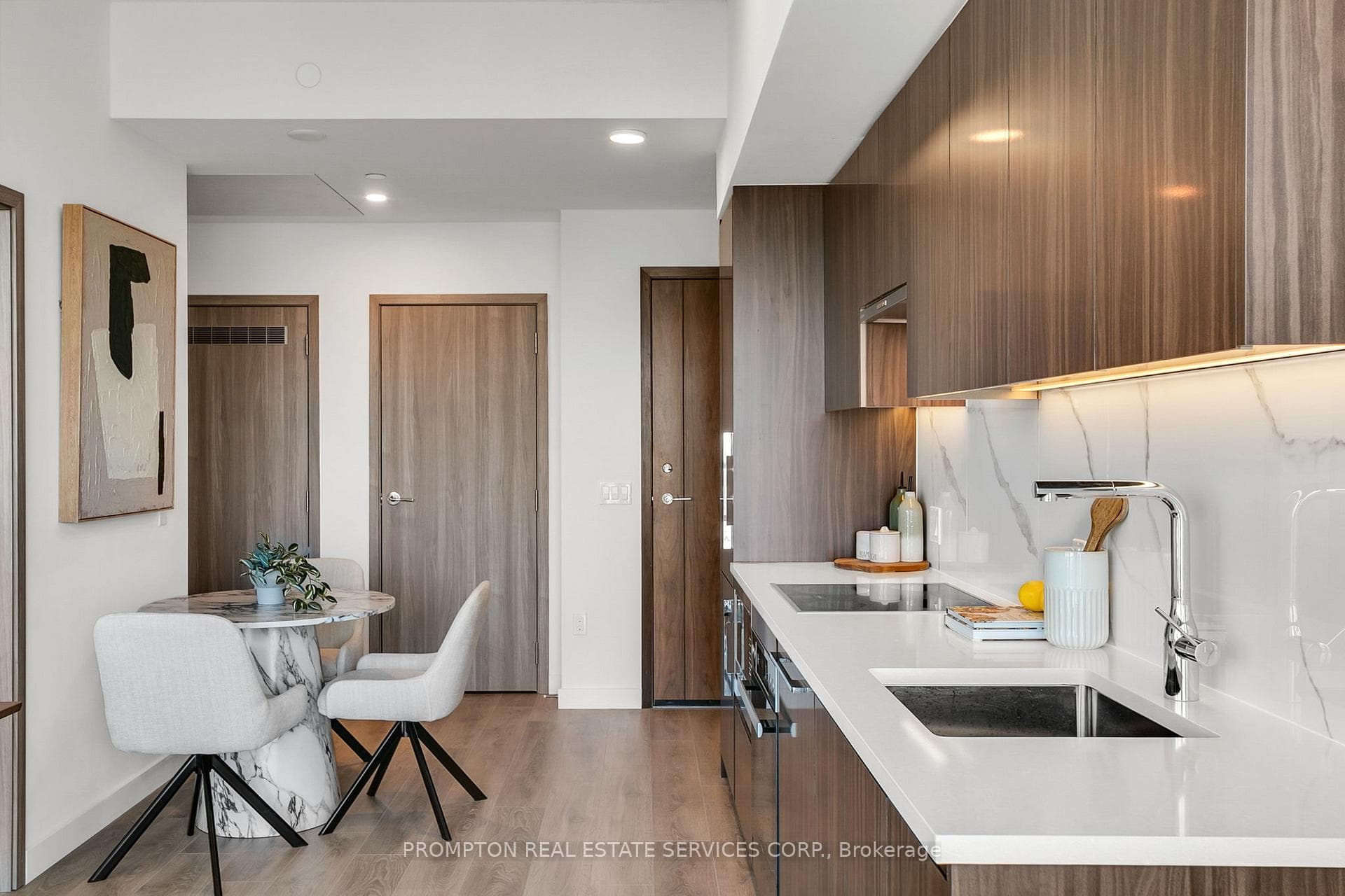 Kitchen & Dining