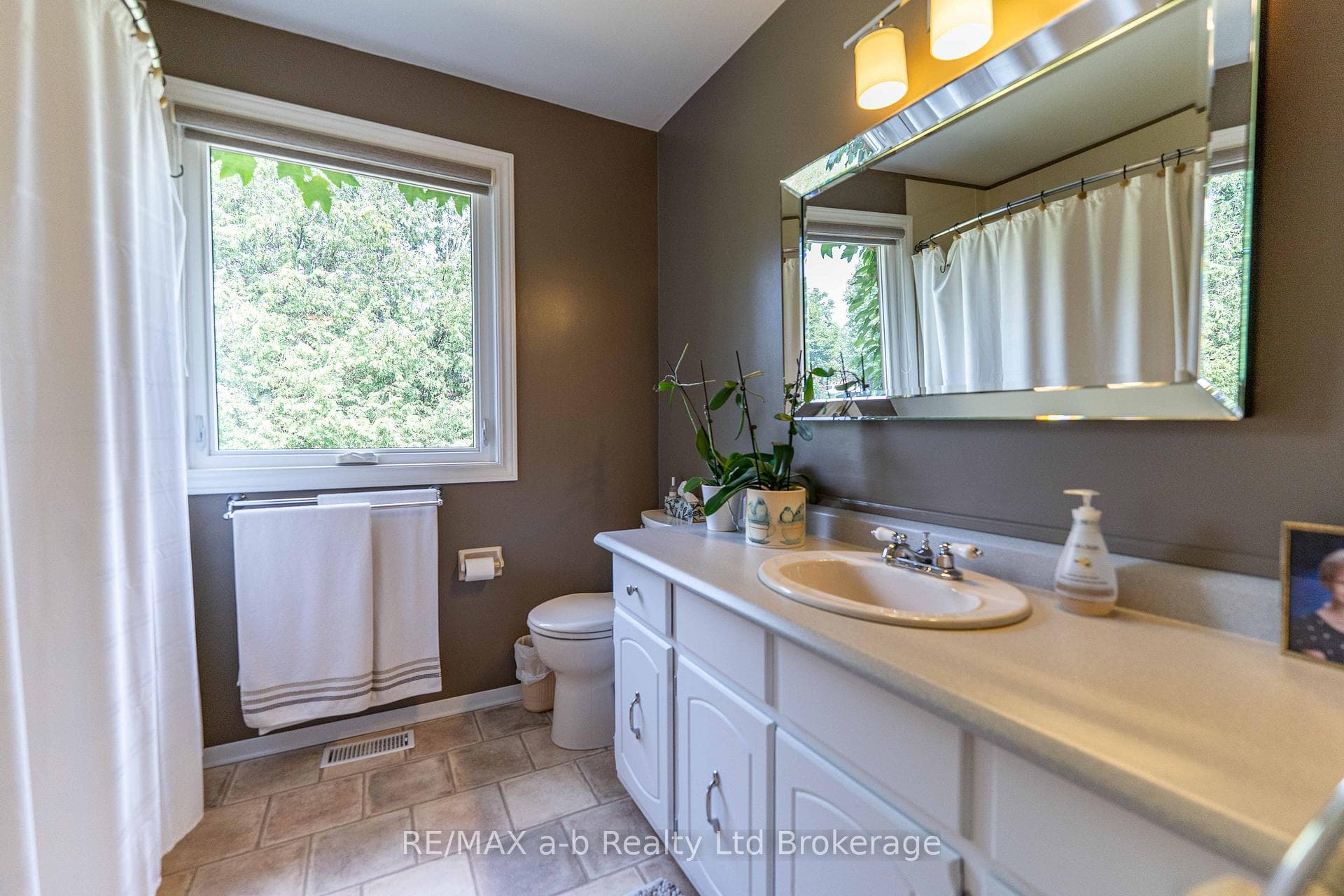 Main Floor 4PC Bathroom