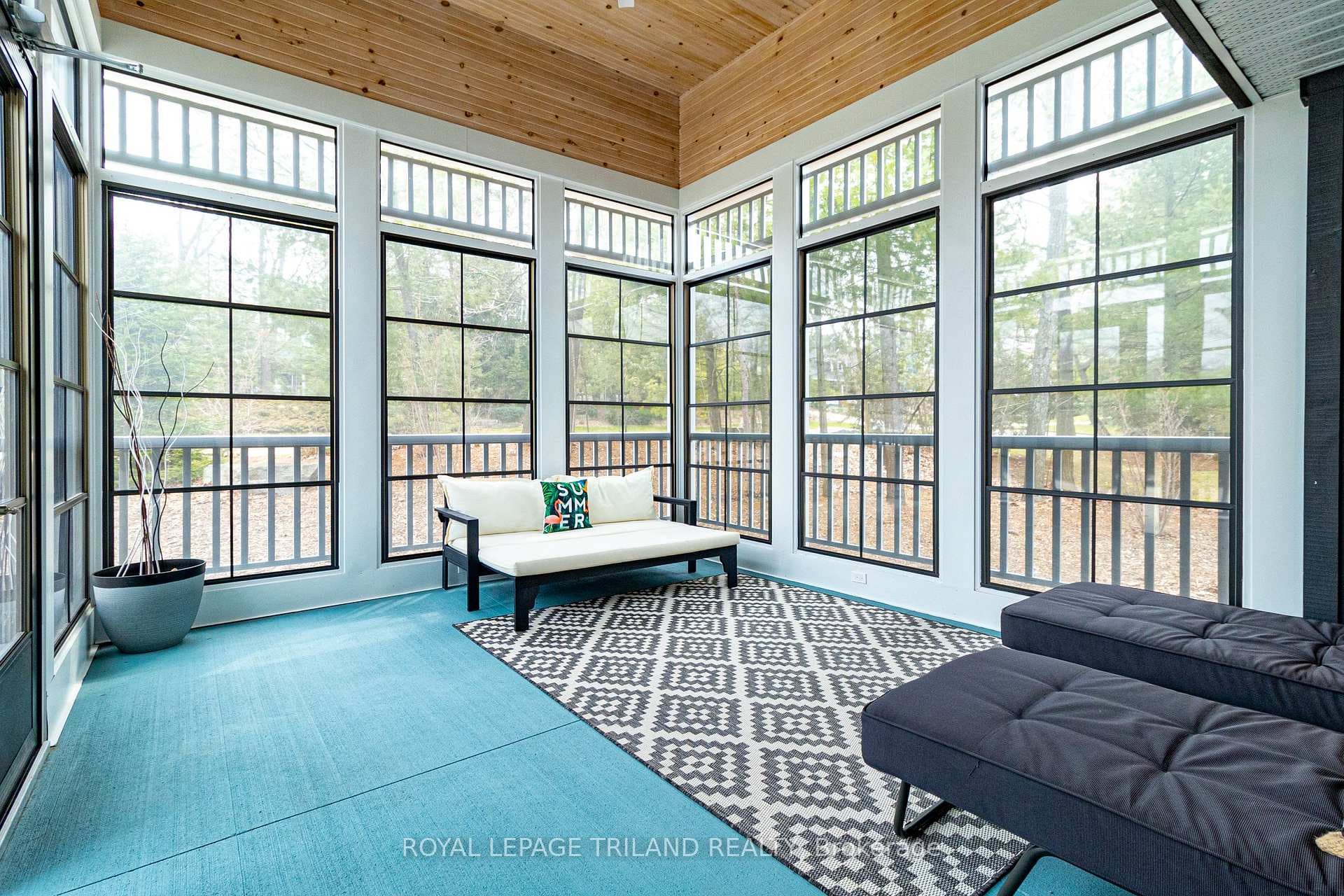 Eastern roadside sunroom