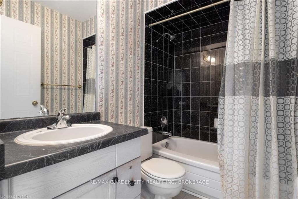 128 DEVINE Crescent photo 22