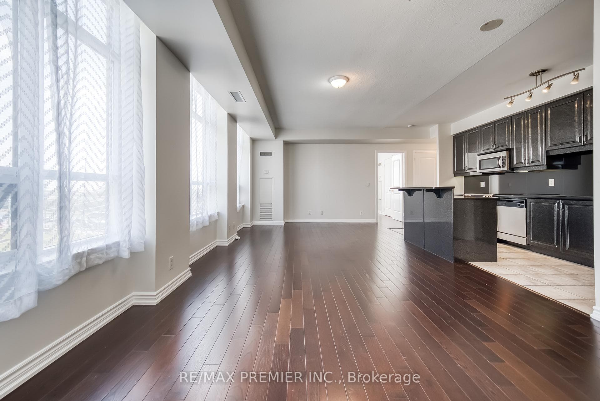 9225 Jane Street Unit 614 photo 17