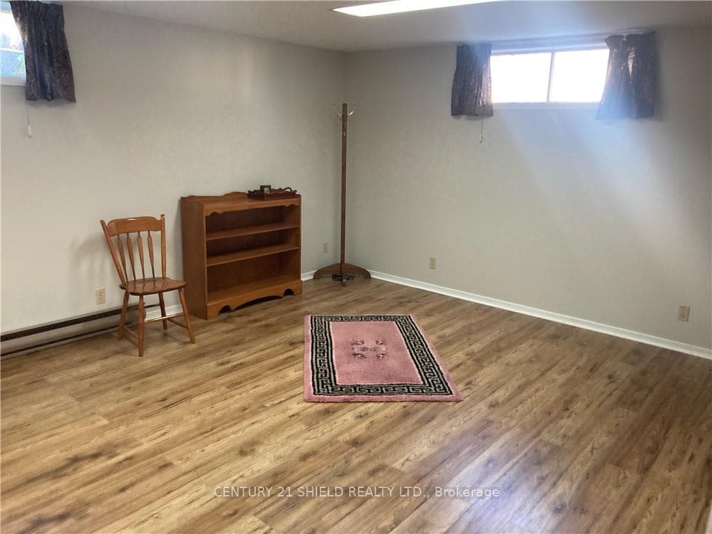 821 HALDIMAND Crescent photo 14