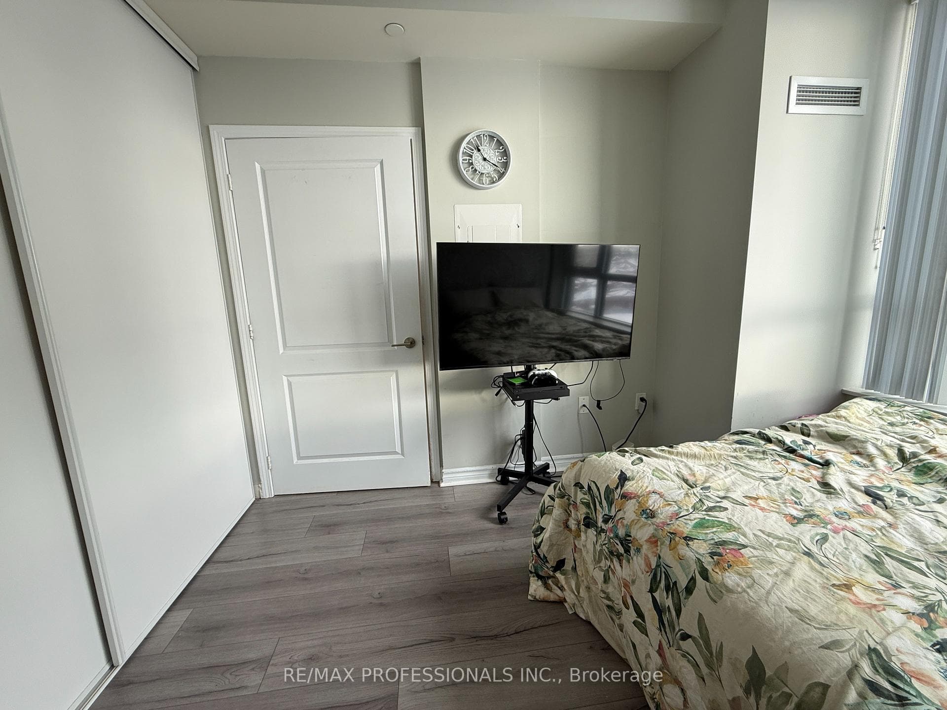 349 Rathburn Road Unit 909 photo 17