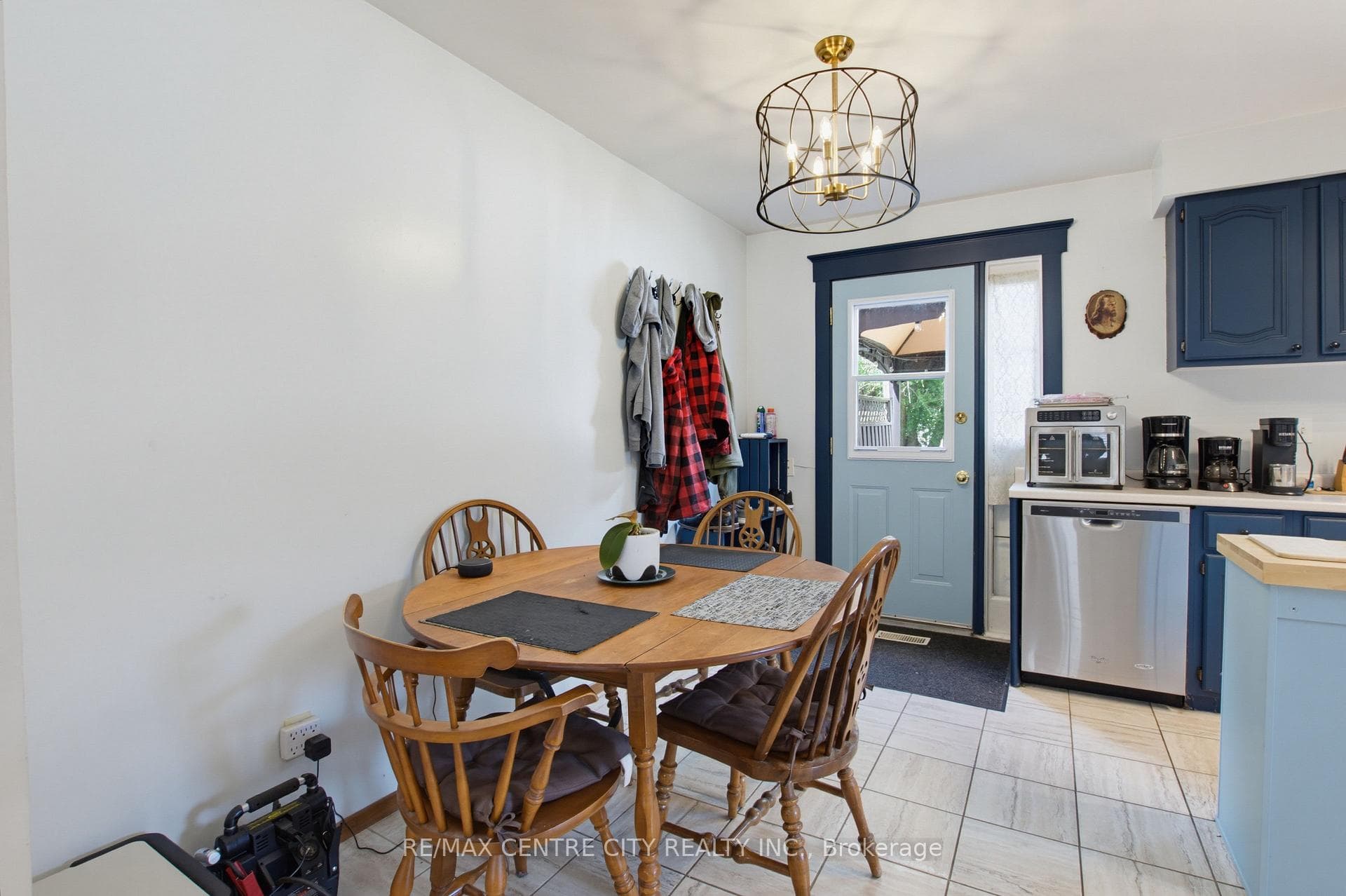581 Deveron Crescent photo 9