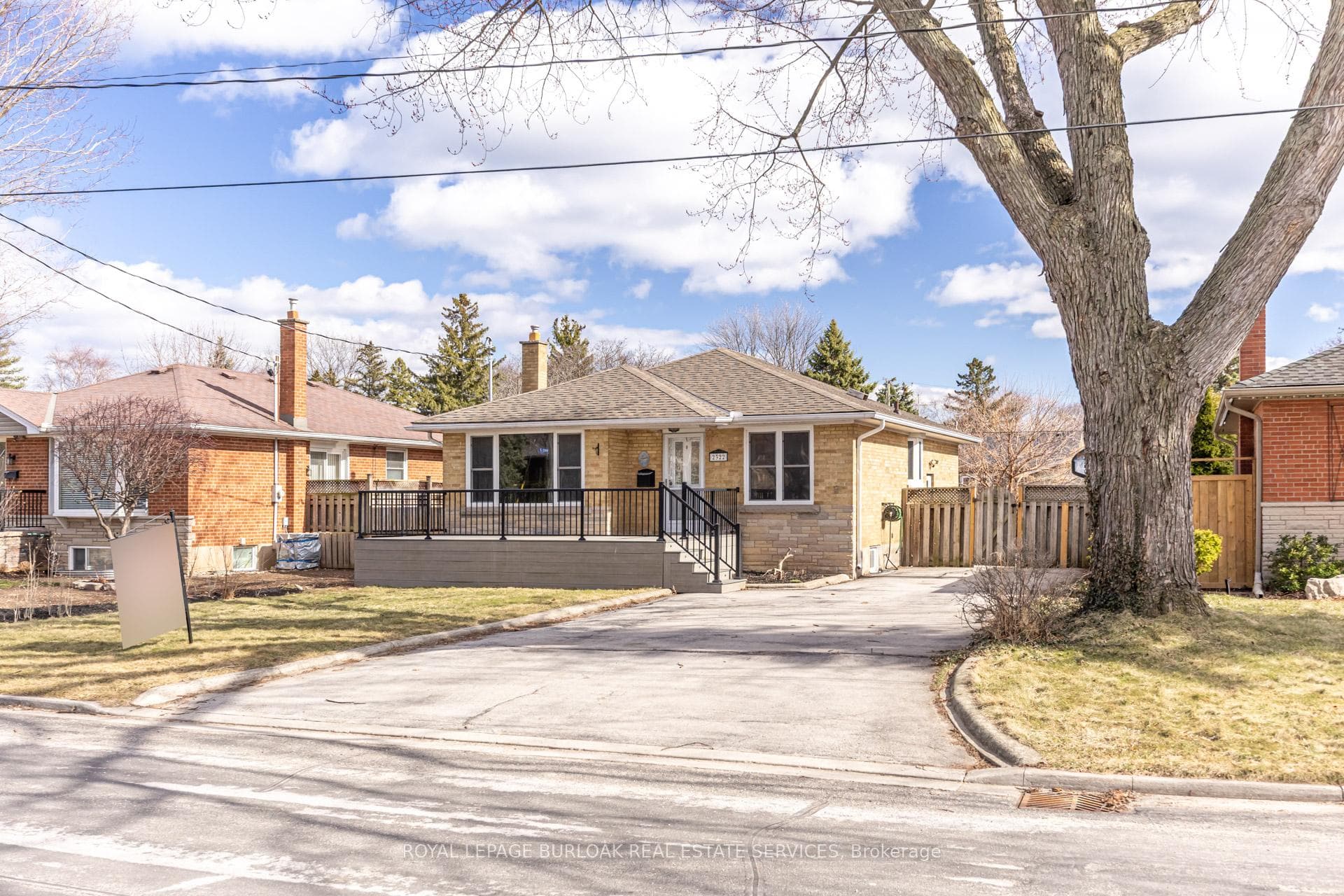 2322 Redfern Road photo 2