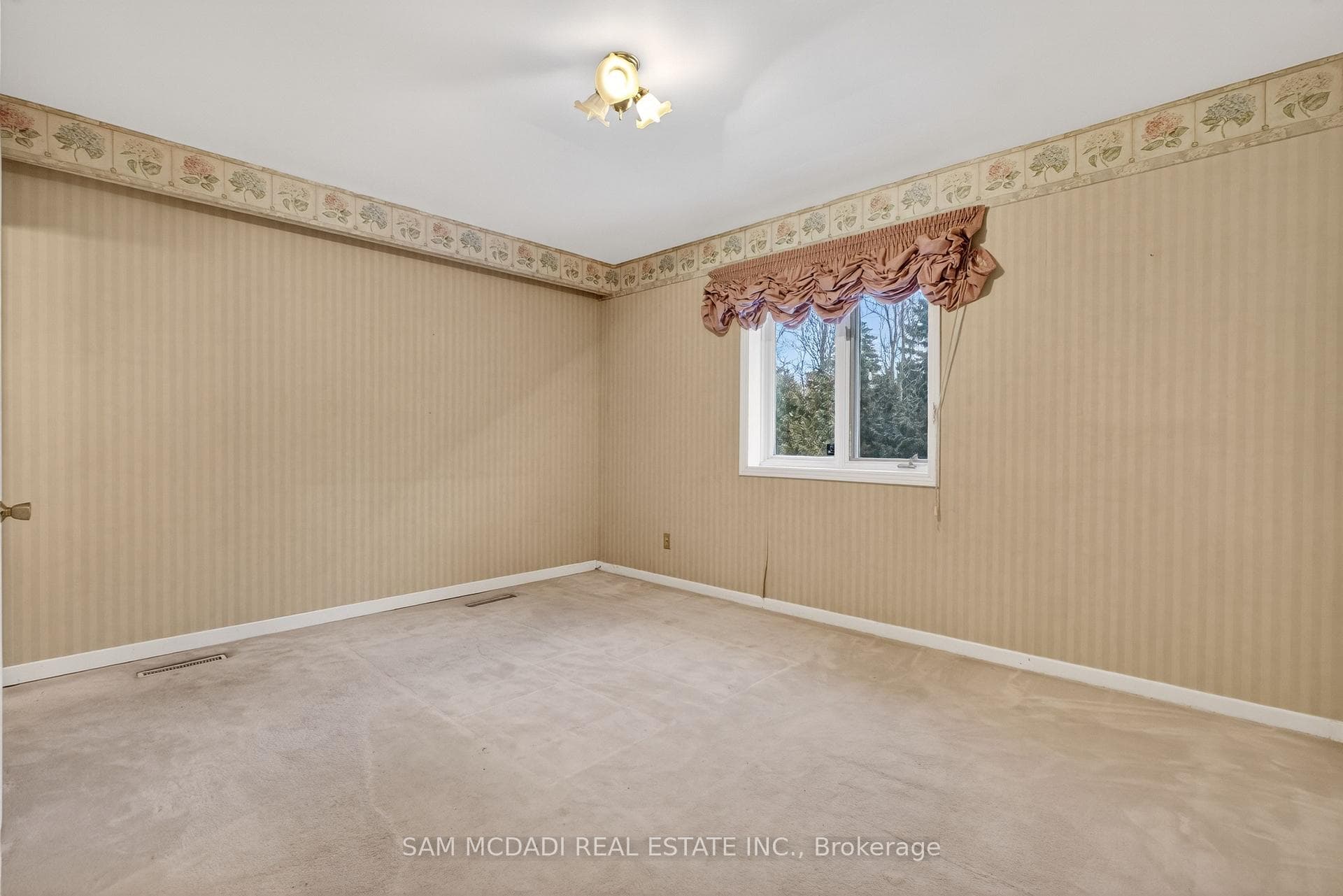 521 Vanessa Crescent photo 24