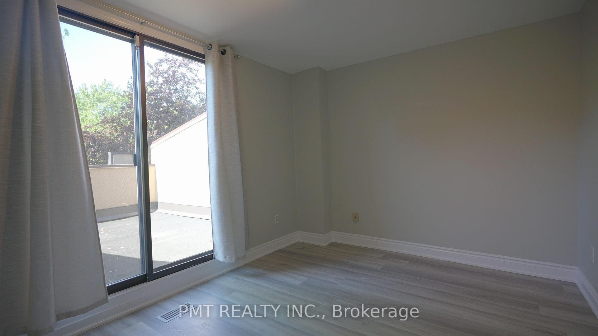 597 Roehampton Avenue photo 14