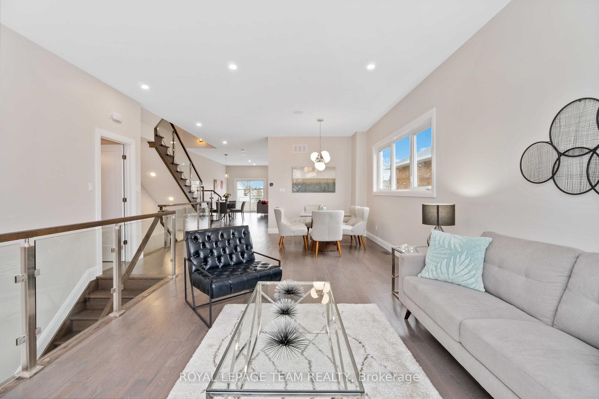 16 MELVILLE Drive photo 6