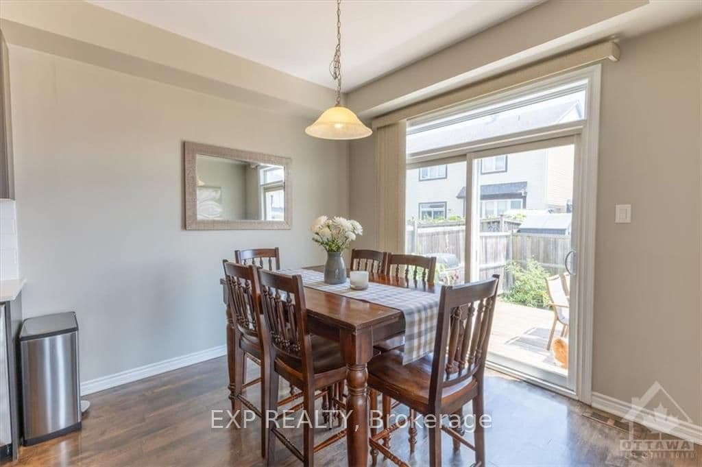 401 MEADOWHAWK Crescent photo 8