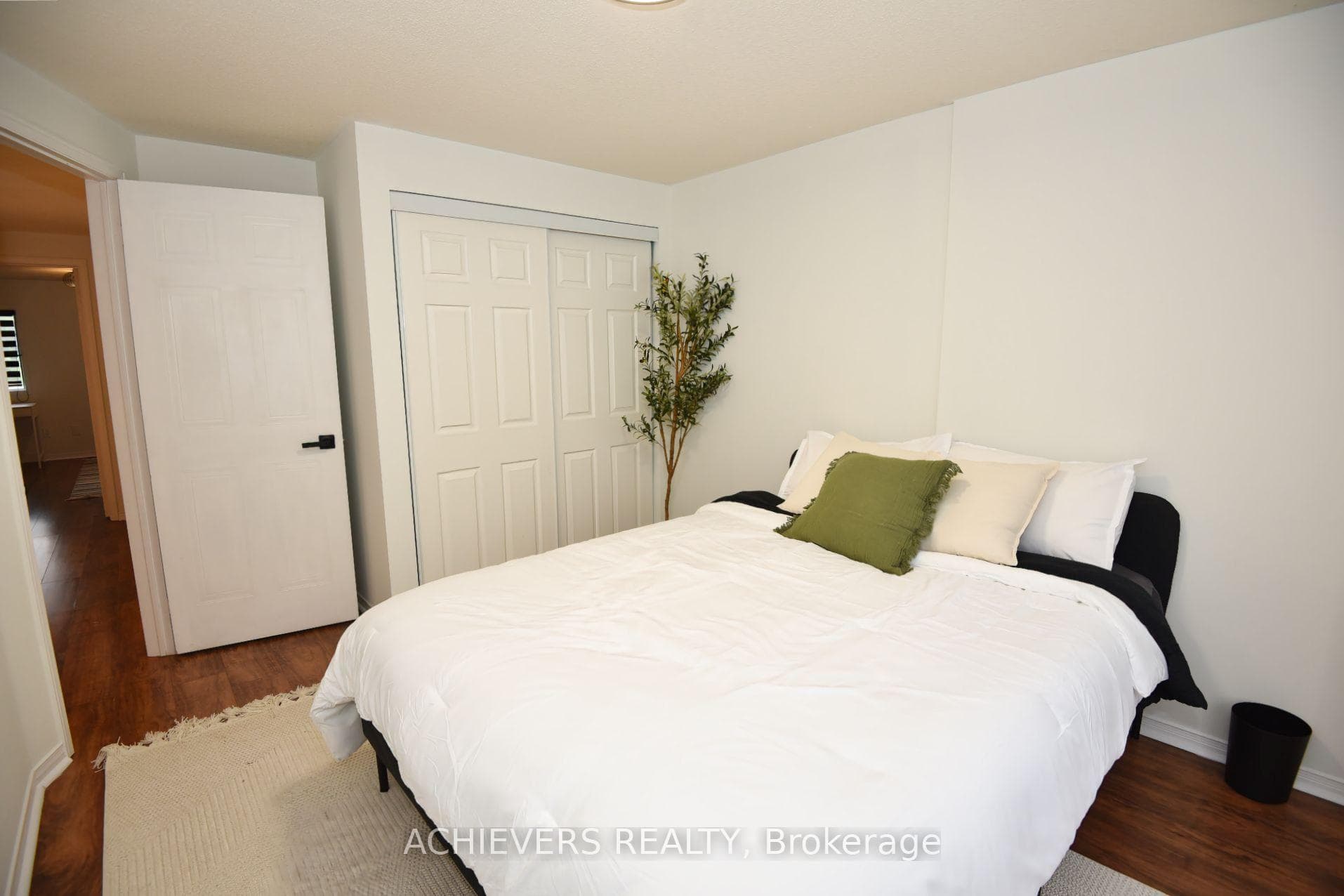 19 Mccullock Crescent photo 35