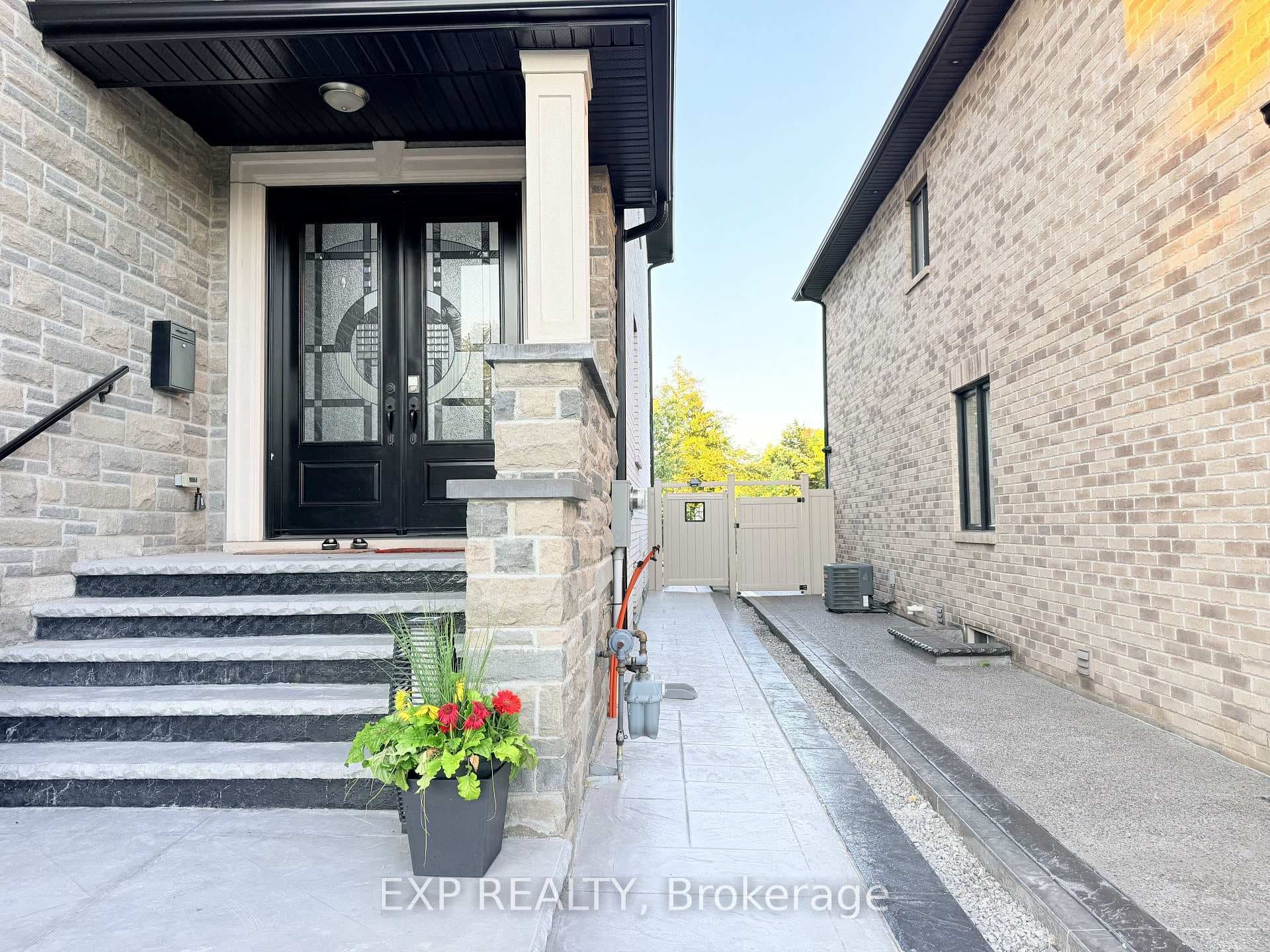1606 Sandhurst Crescent Unit Lower photo 1