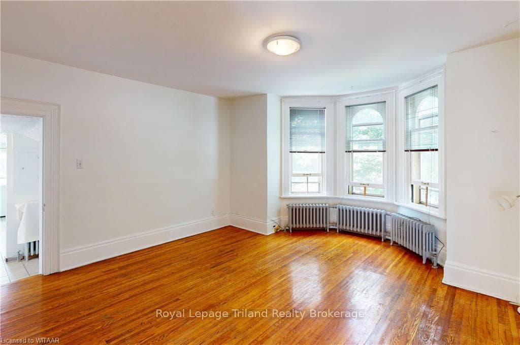 52 WELLINGTON Street Unit Upper photo 1