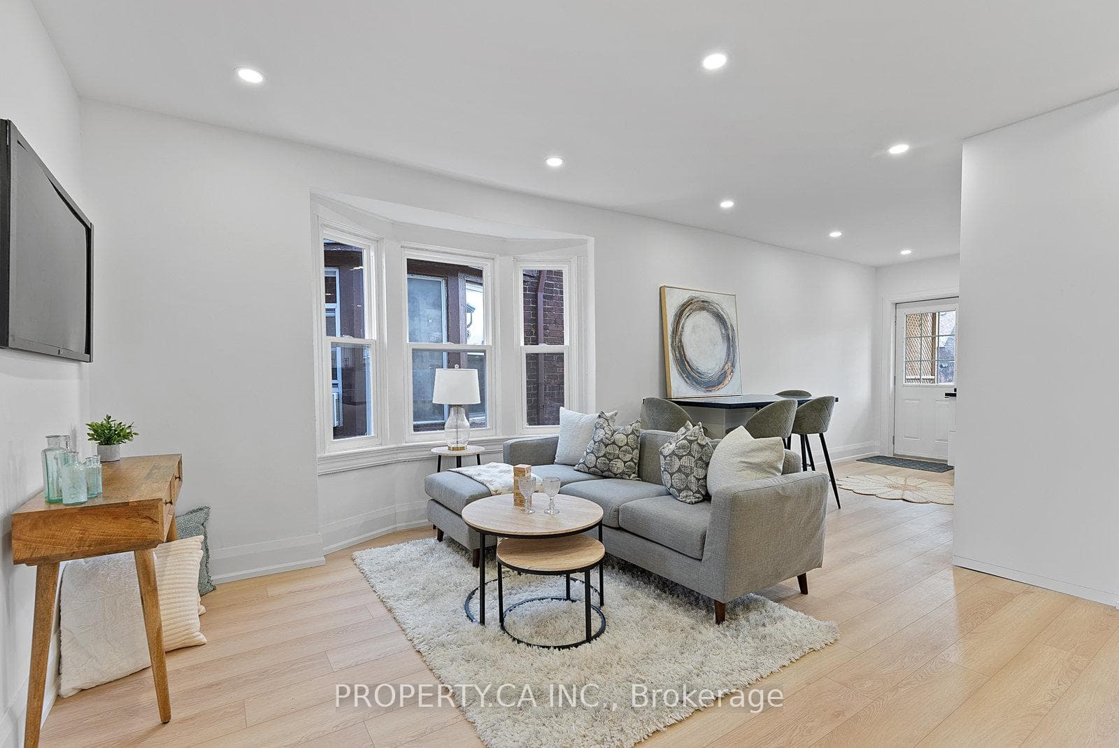652 St Clarens Avenue Unit Upper photo 4