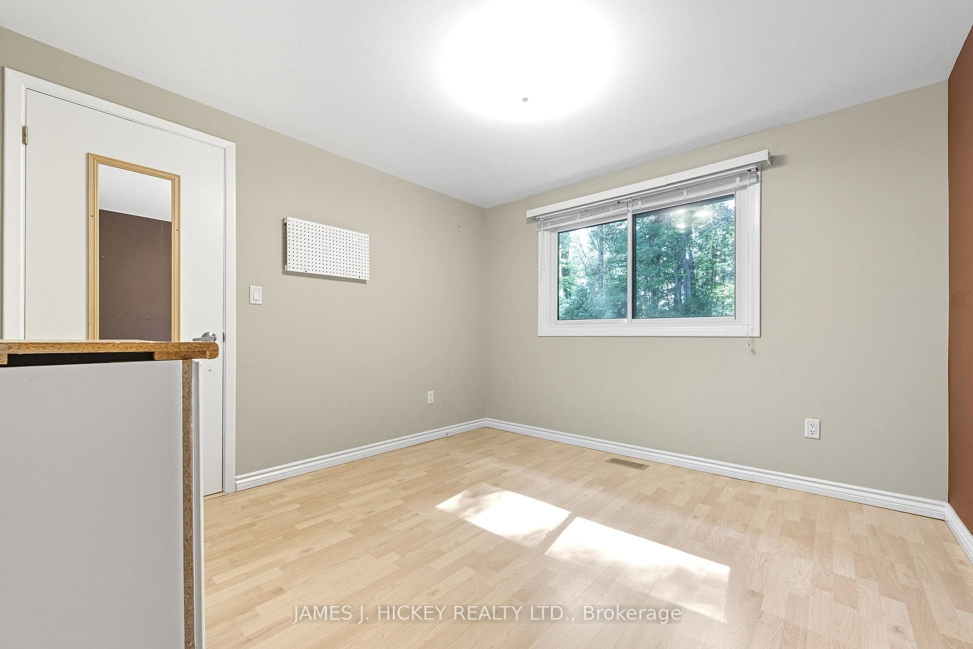 119 FRONTENAC Crescent photo 26