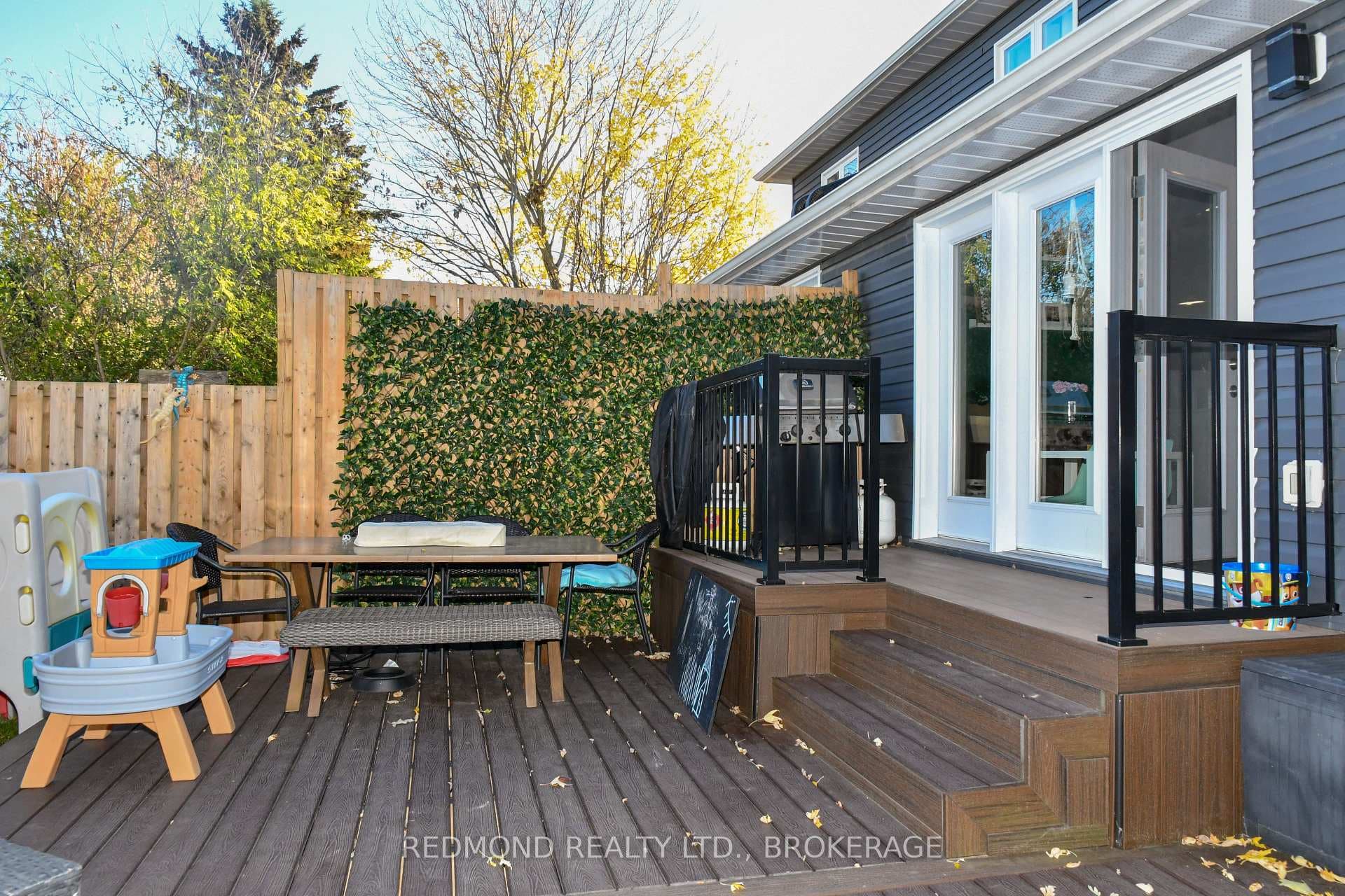 835 Queen Street photo 34