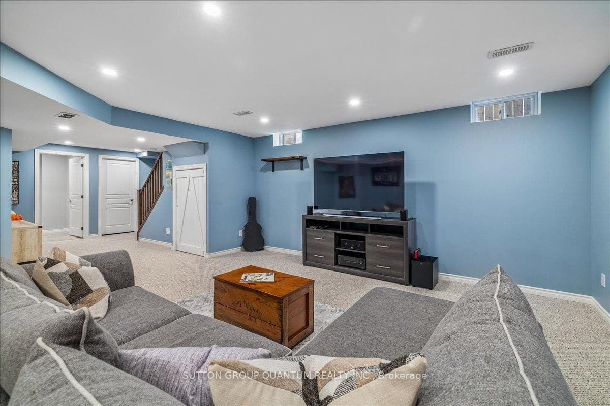 92 Garinger Crescent photo 33