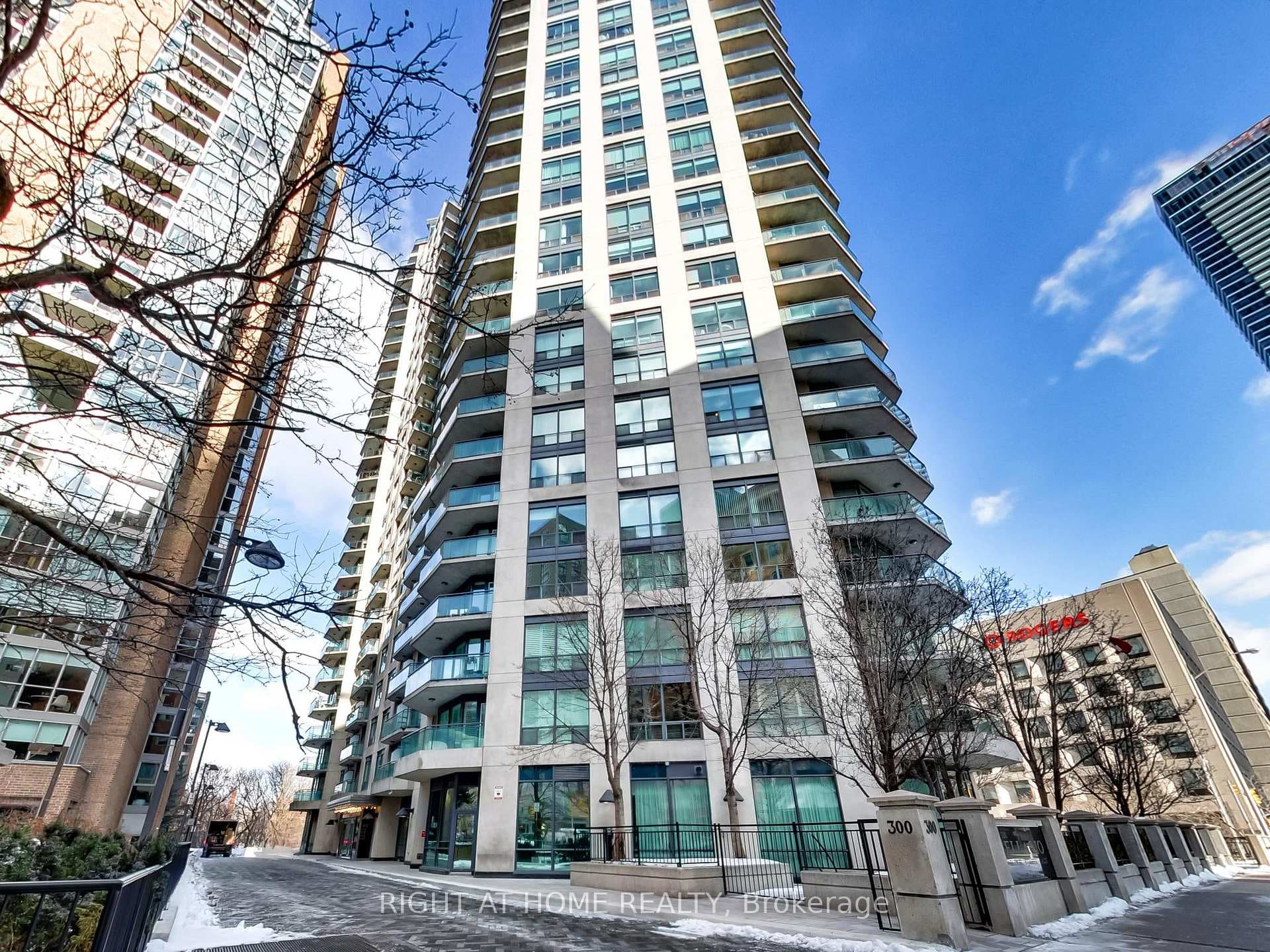 300 Bloor Street Unit 711 photo 2